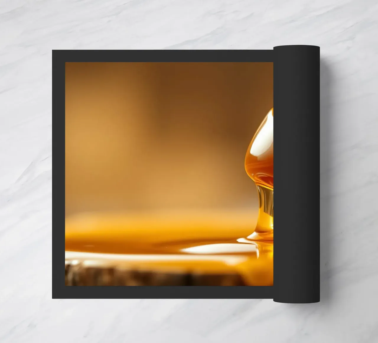 Il miele dorato sgocciola da un diapason di legno su un rustico tavolo di legno. zerbino da DesignDoodle