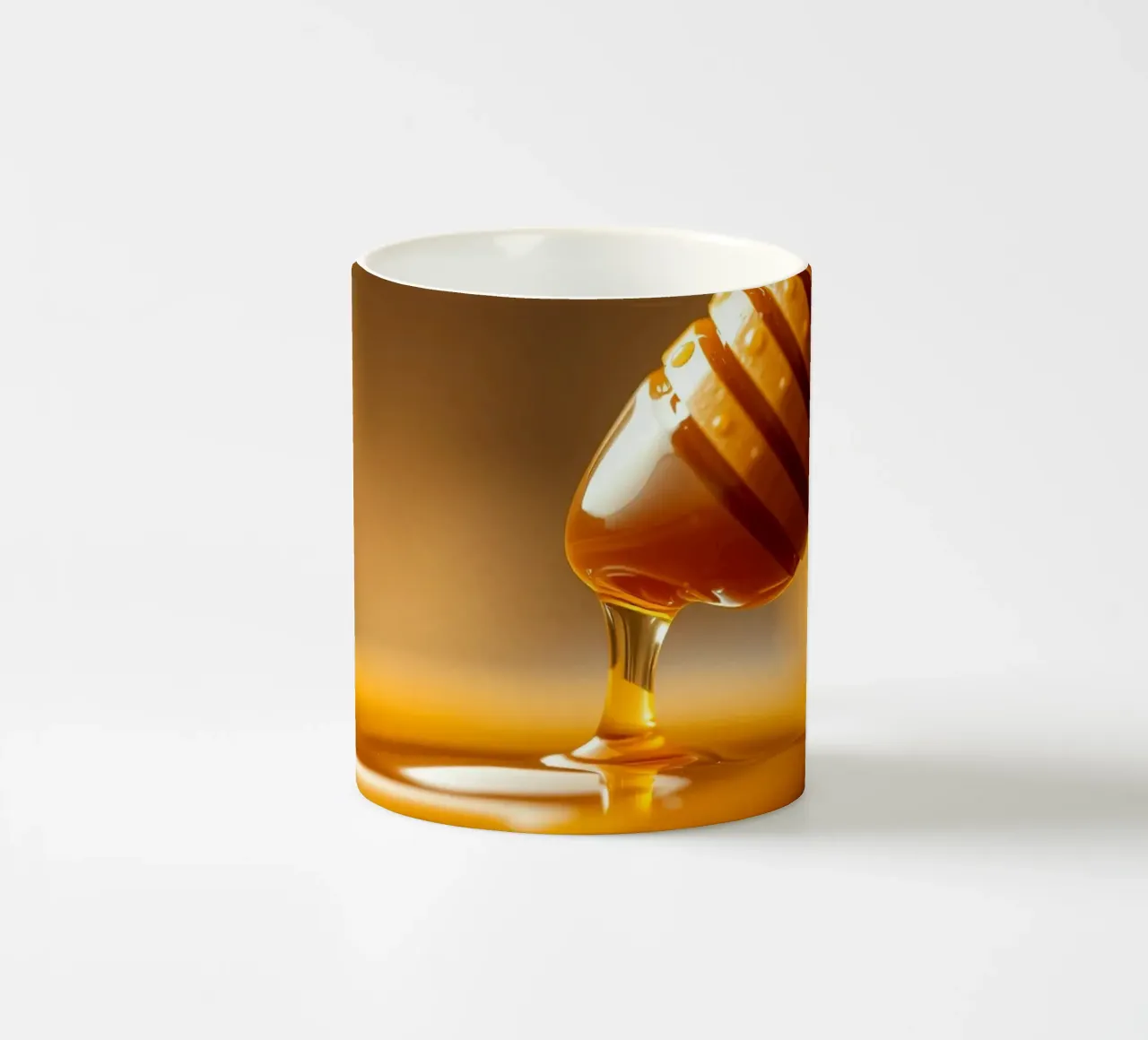 Il miele dorato sgocciola da un diapason di legno su un rustico tavolo di legno. tazza in ceramica da DesignDoodle