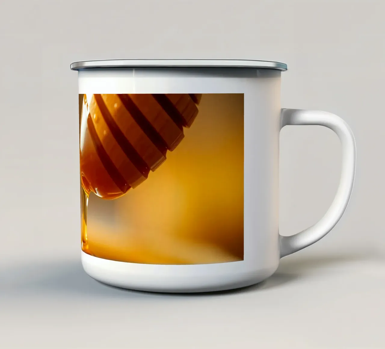 Il miele dorato sgocciola da un diapason di legno su un rustico tavolo di legno. tazza in smalto da DesignDoodle