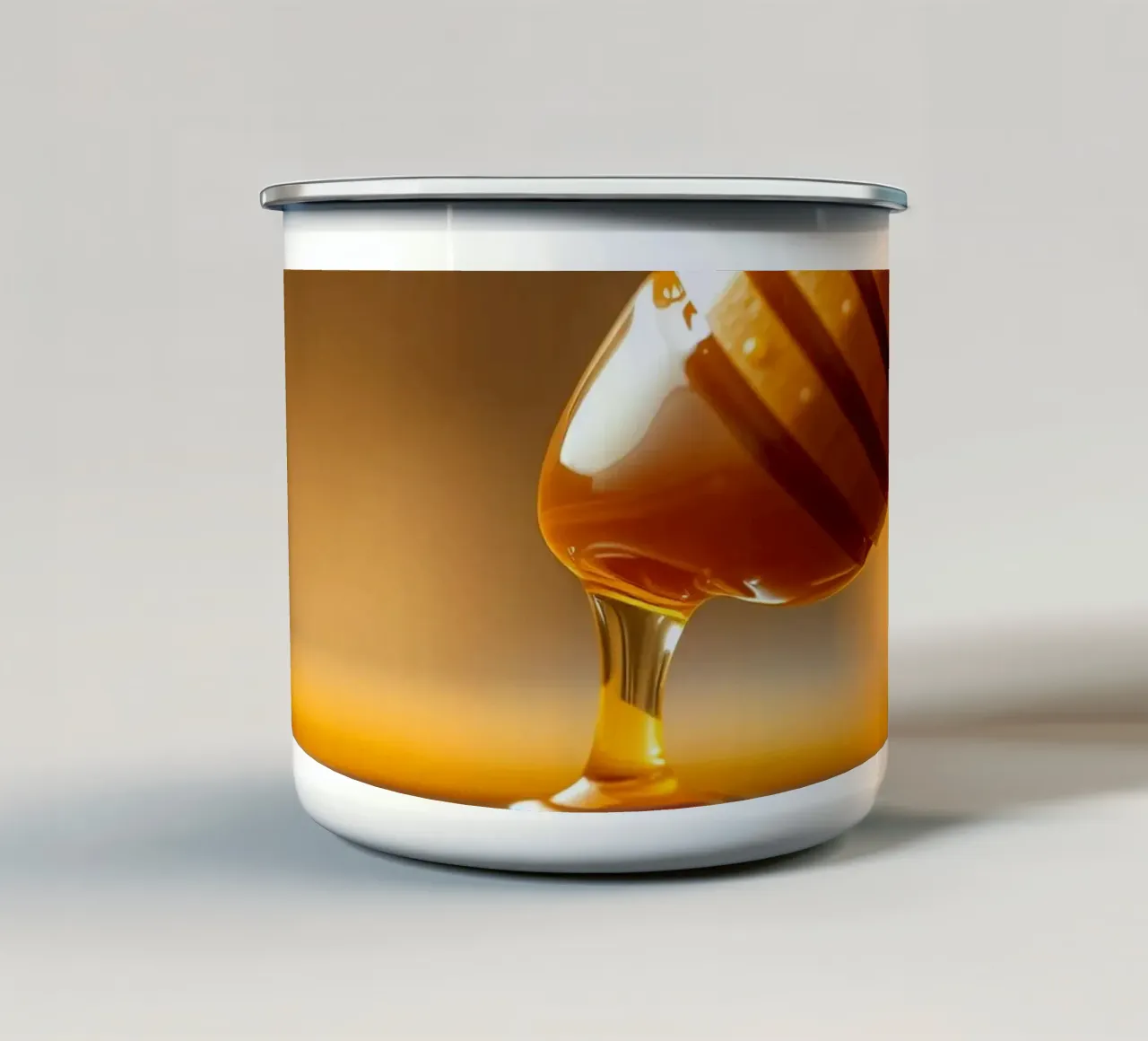 Il miele dorato sgocciola da un diapason di legno su un rustico tavolo di legno. tazza in smalto da DesignDoodle