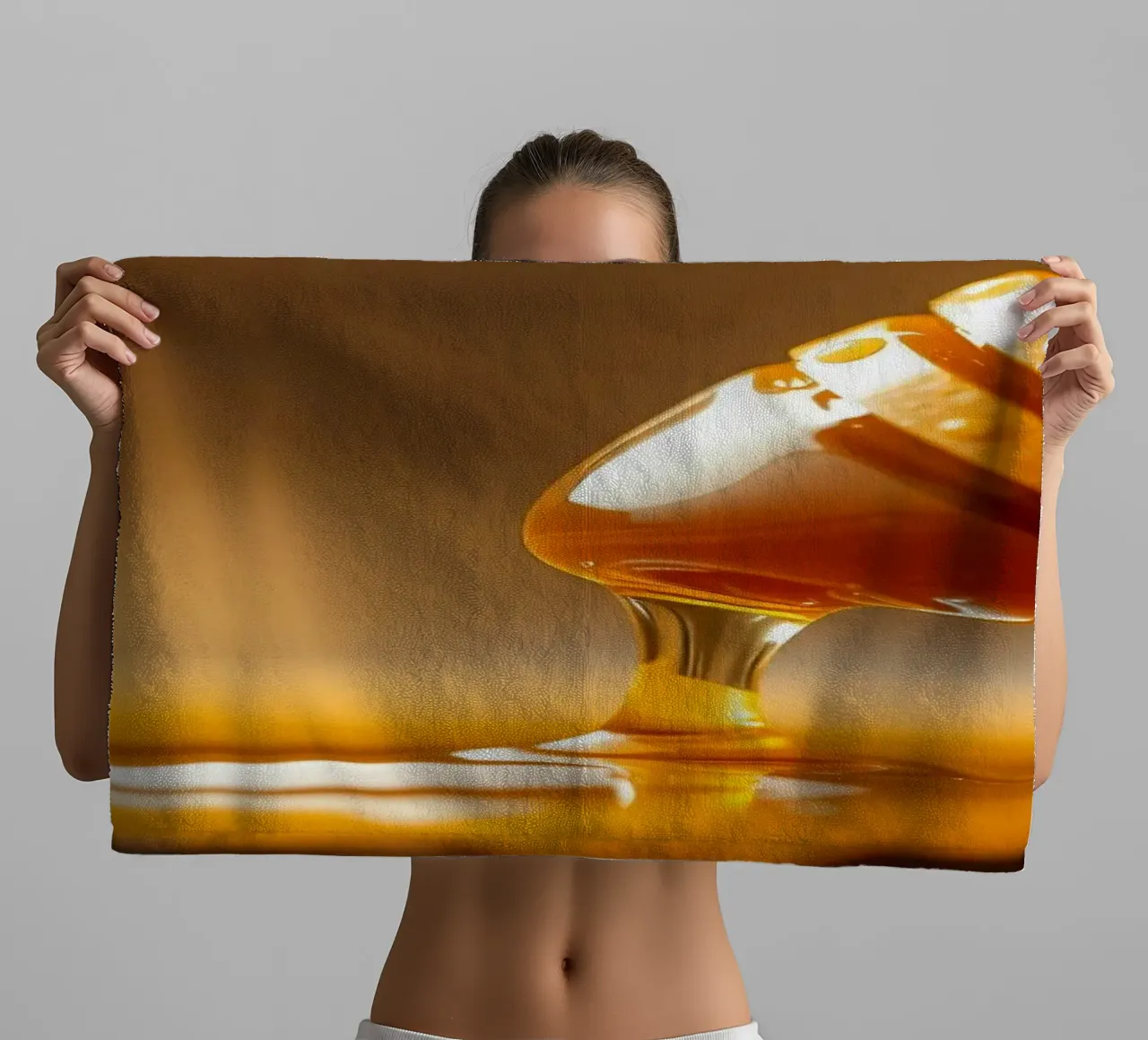 Goldener Honig tropft aus einem hölzernen Schöpflöffel auf eine rustikale Handtuch von DesignDoodle