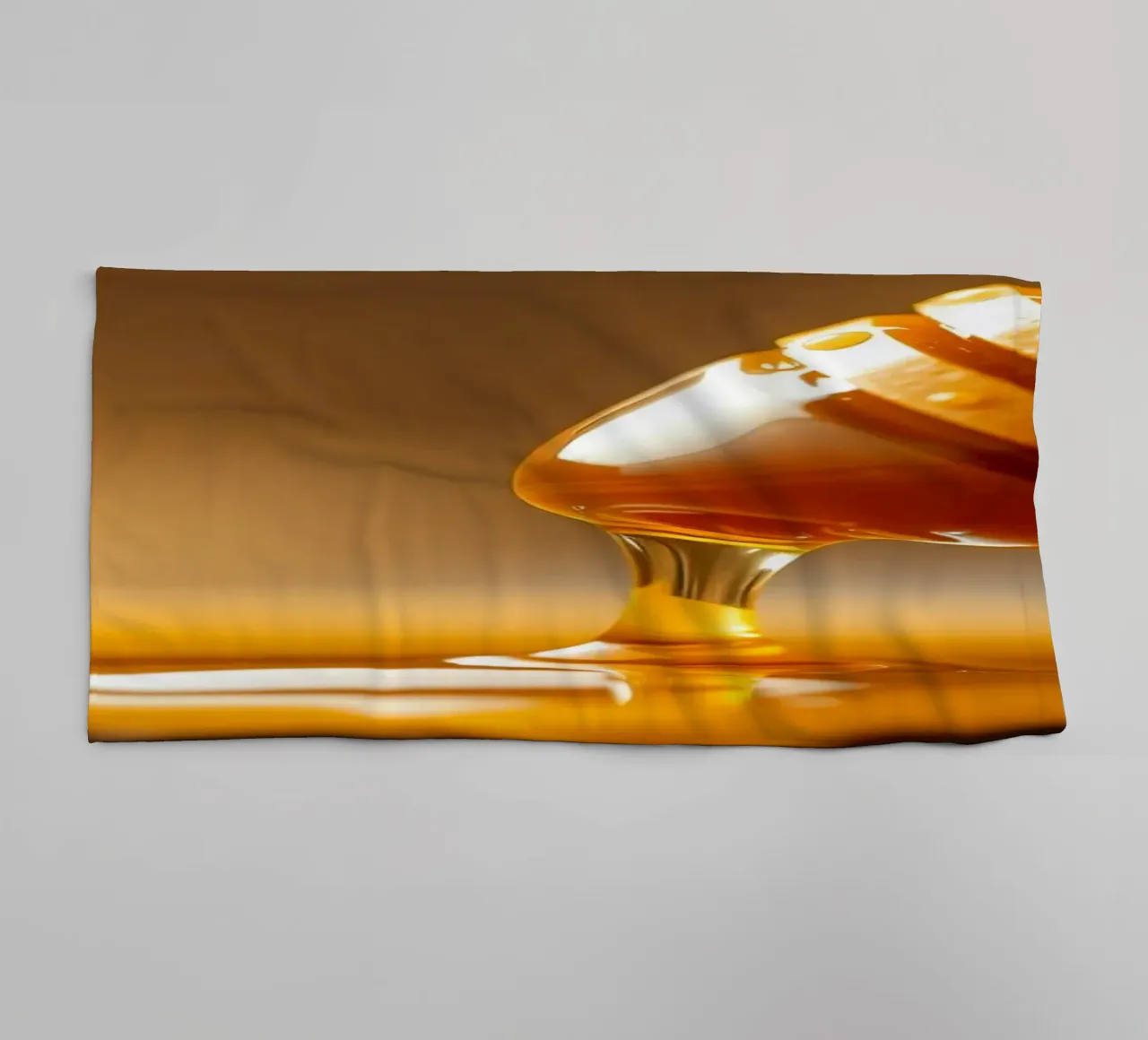 Goldener Honig tropft aus einem hölzernen Schöpflöffel auf eine rustikale Handtuch von DesignDoodle