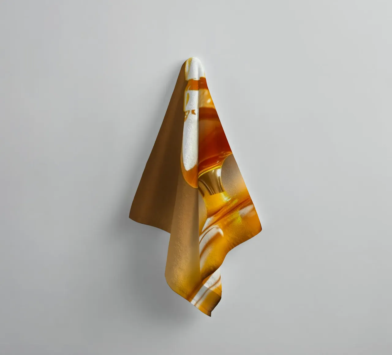 Goldener Honig tropft aus einem hölzernen Schöpflöffel auf eine rustikale Handtuch von DesignDoodle