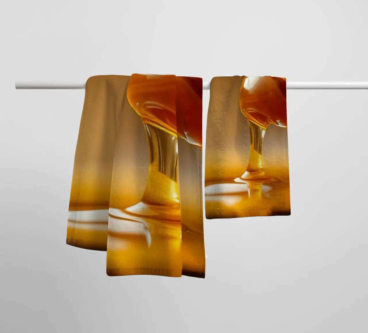 Goldener Honig tropft aus einem hölzernen Schöpflöffel auf eine rustikale Handtuch von DesignDoodle