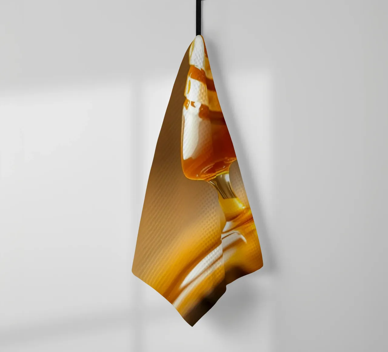 Il miele dorato sgocciola da un diapason di legno su un rustico tavolo di legno. canovaccio da cucina da DesignDoodle