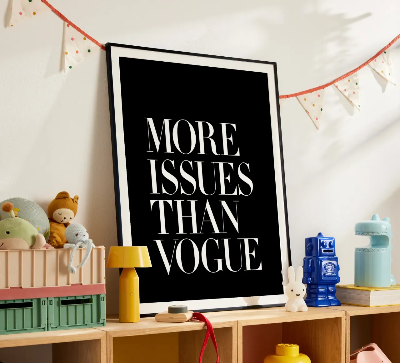 Più numeri di Vogue Black Typografie Design poster con telaio in plastica da THE MOTIVATED TYPE