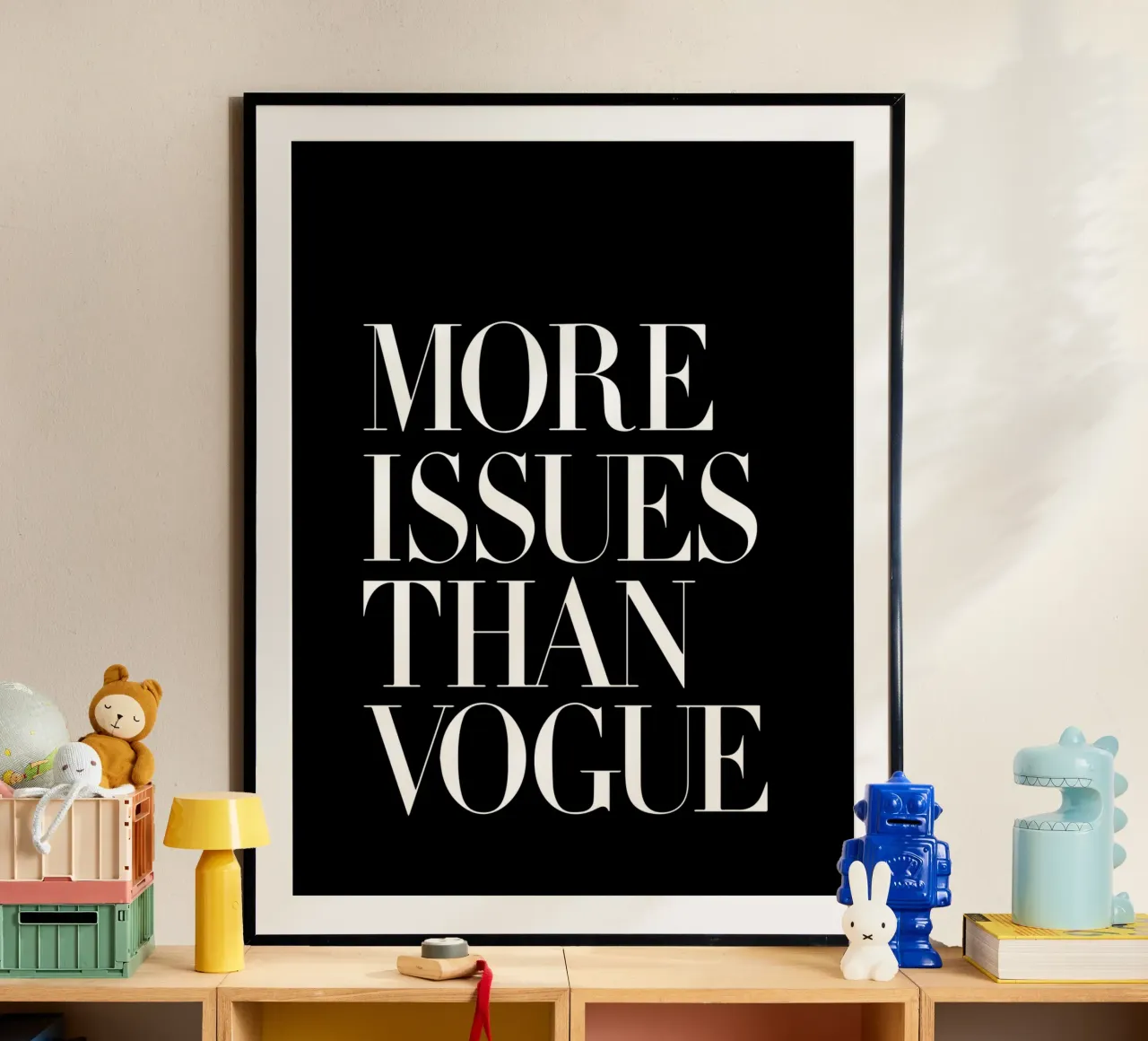 Più numeri di Vogue Black Typografie Design poster con telaio in plastica da THE MOTIVATED TYPE