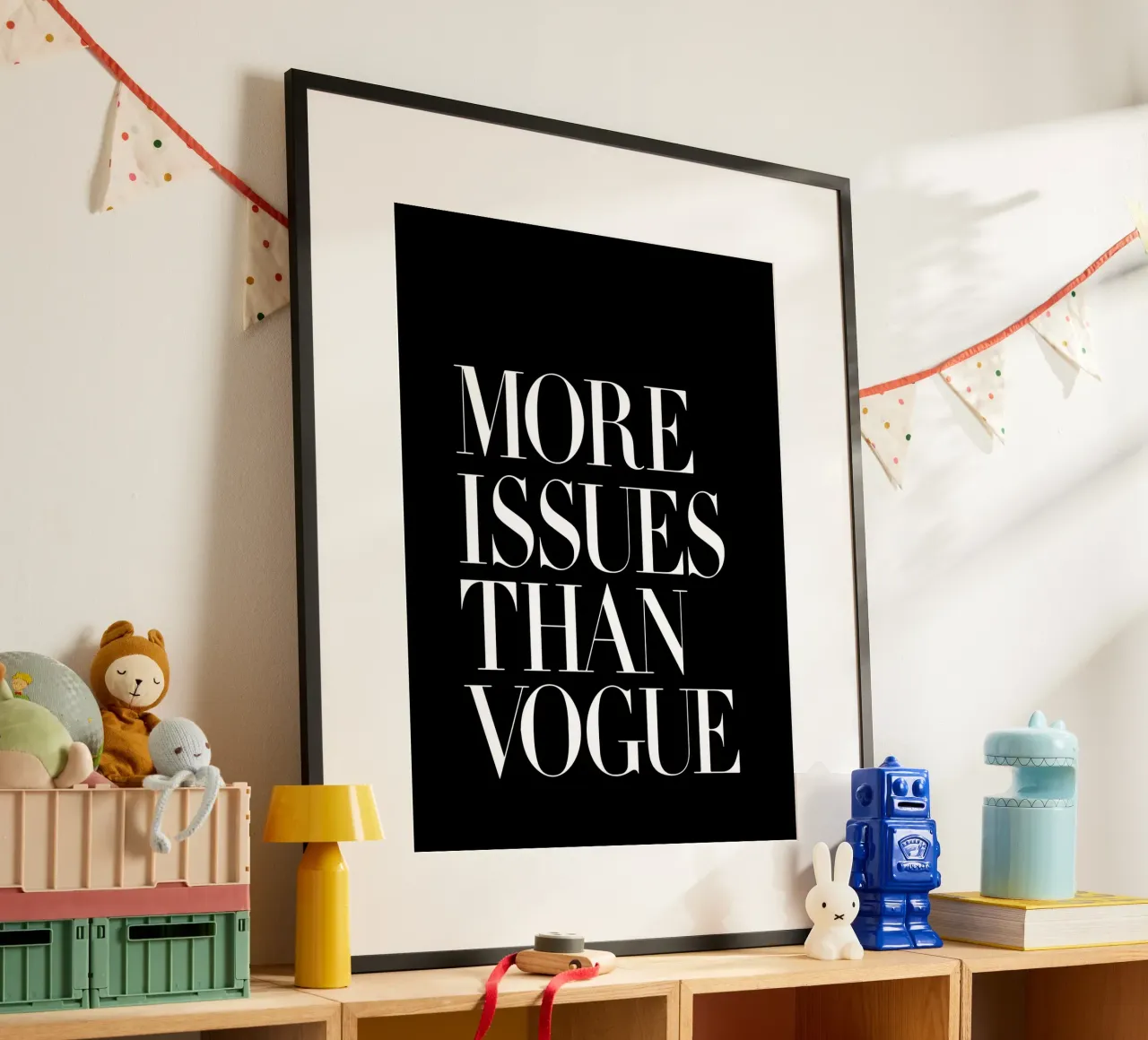 Più numeri di Vogue Black Typografie Design poster con telaio in plastica da THE MOTIVATED TYPE