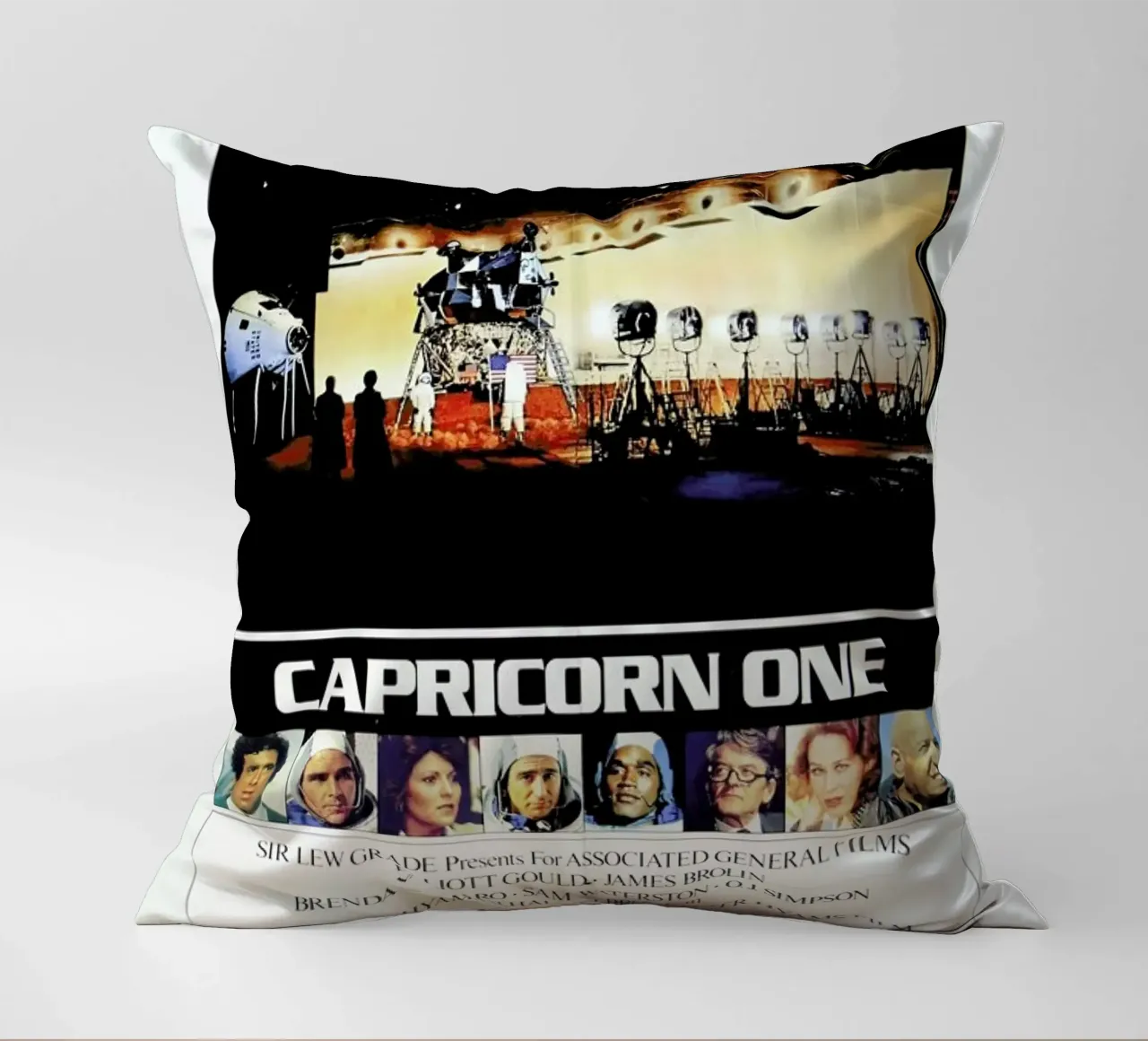 ‘Capricorn One’ Retro Movie Poster cuscino da Gallery Print and Art Limited