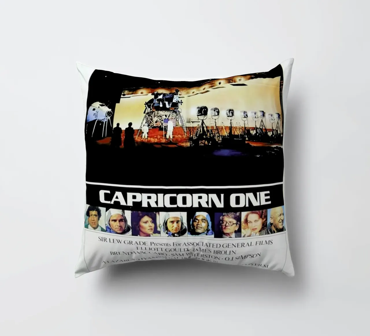 ‘Capricorn One’ Retro Movie Poster cuscino da Gallery Print and Art Limited