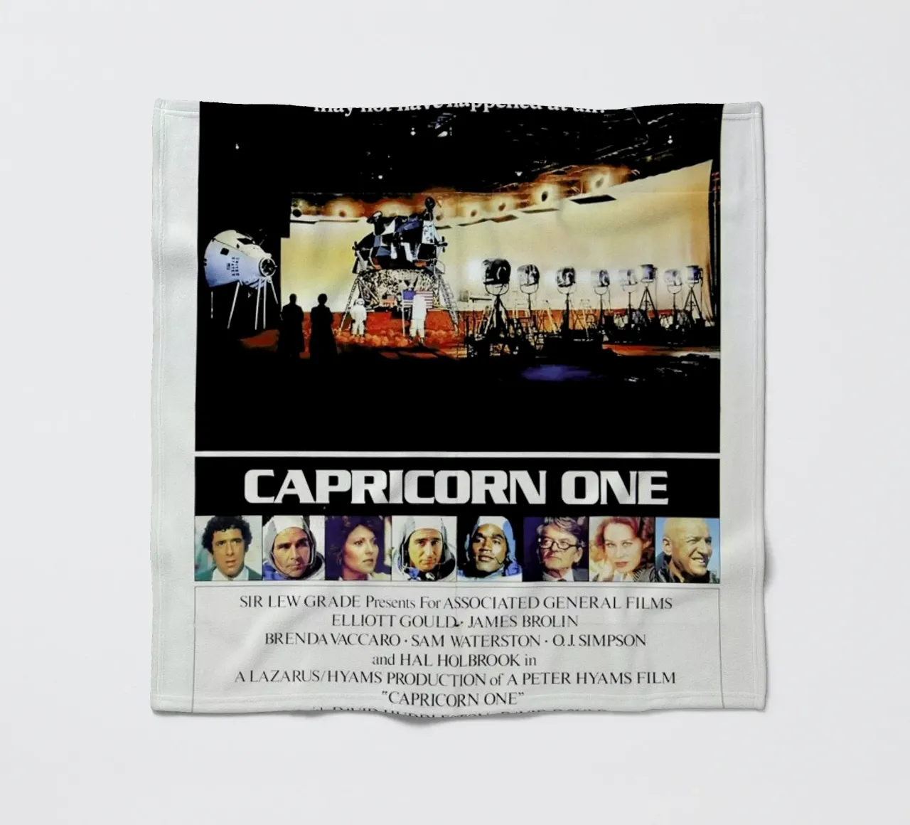 ‘Capricorn One’ Retro Movie Poster coperta in pile da Gallery Print and Art Limited