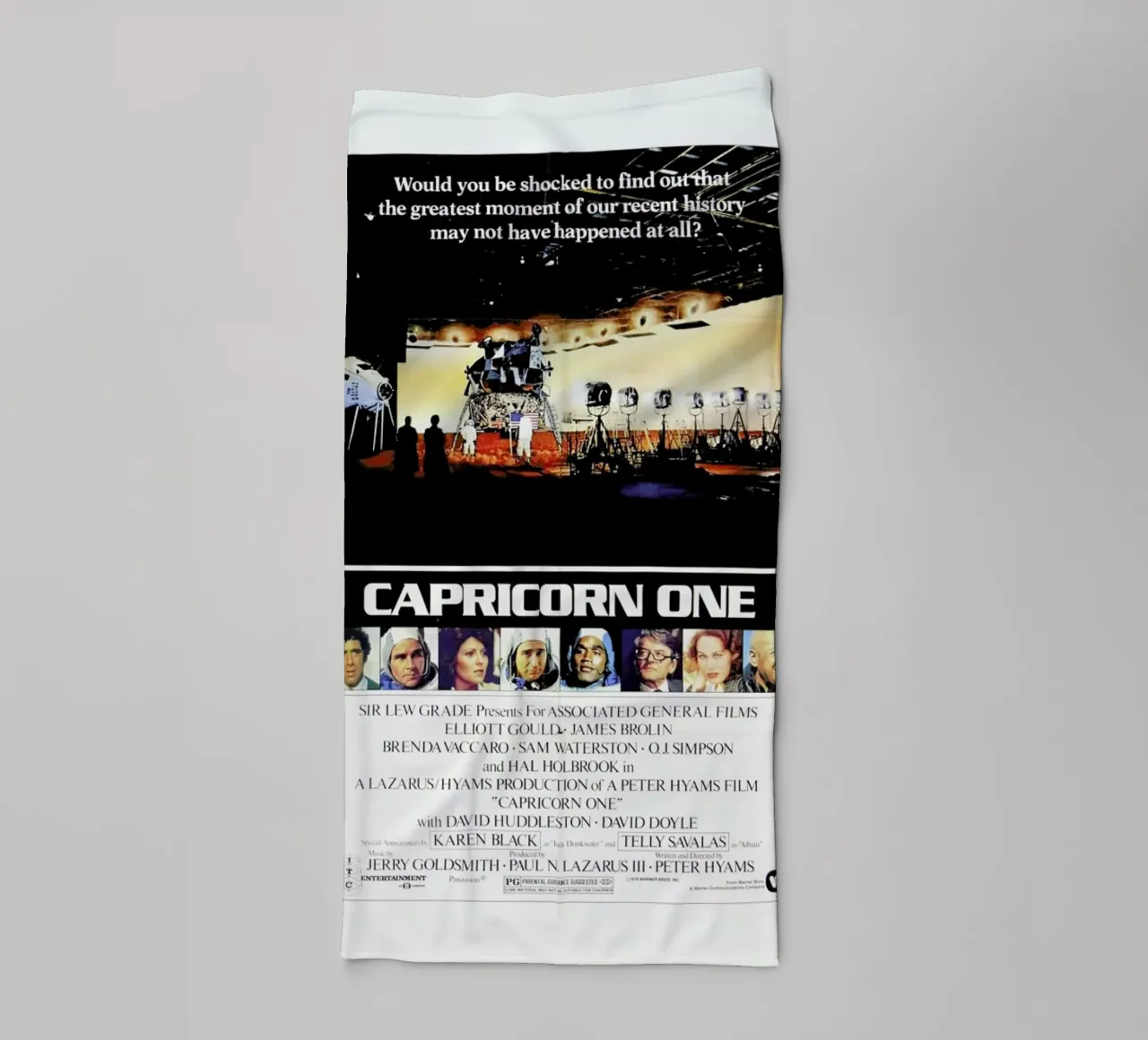 ‘Capricorn One’ Retro Movie Poster asciugamano da bagno da Gallery Print and Art Limited