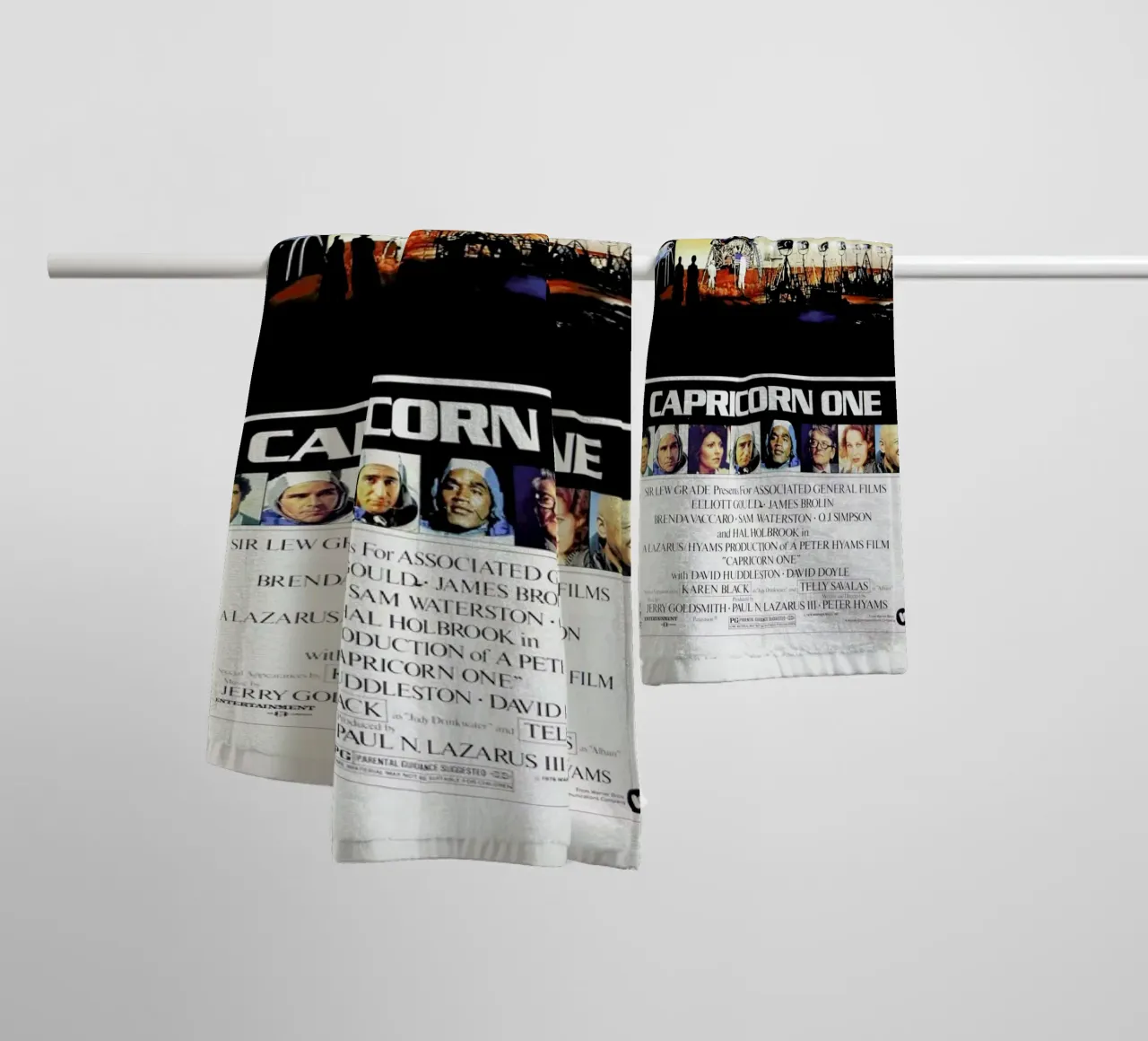 ‘Capricorn One’ Retro Movie Poster asciugamano da bagno da Gallery Print and Art Limited