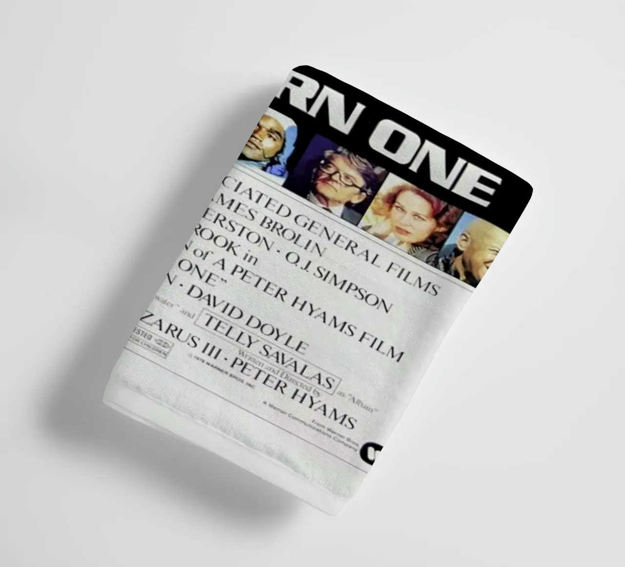 ‘Capricorn One’ Retro Movie Poster asciugamano da bagno da Gallery Print and Art Limited