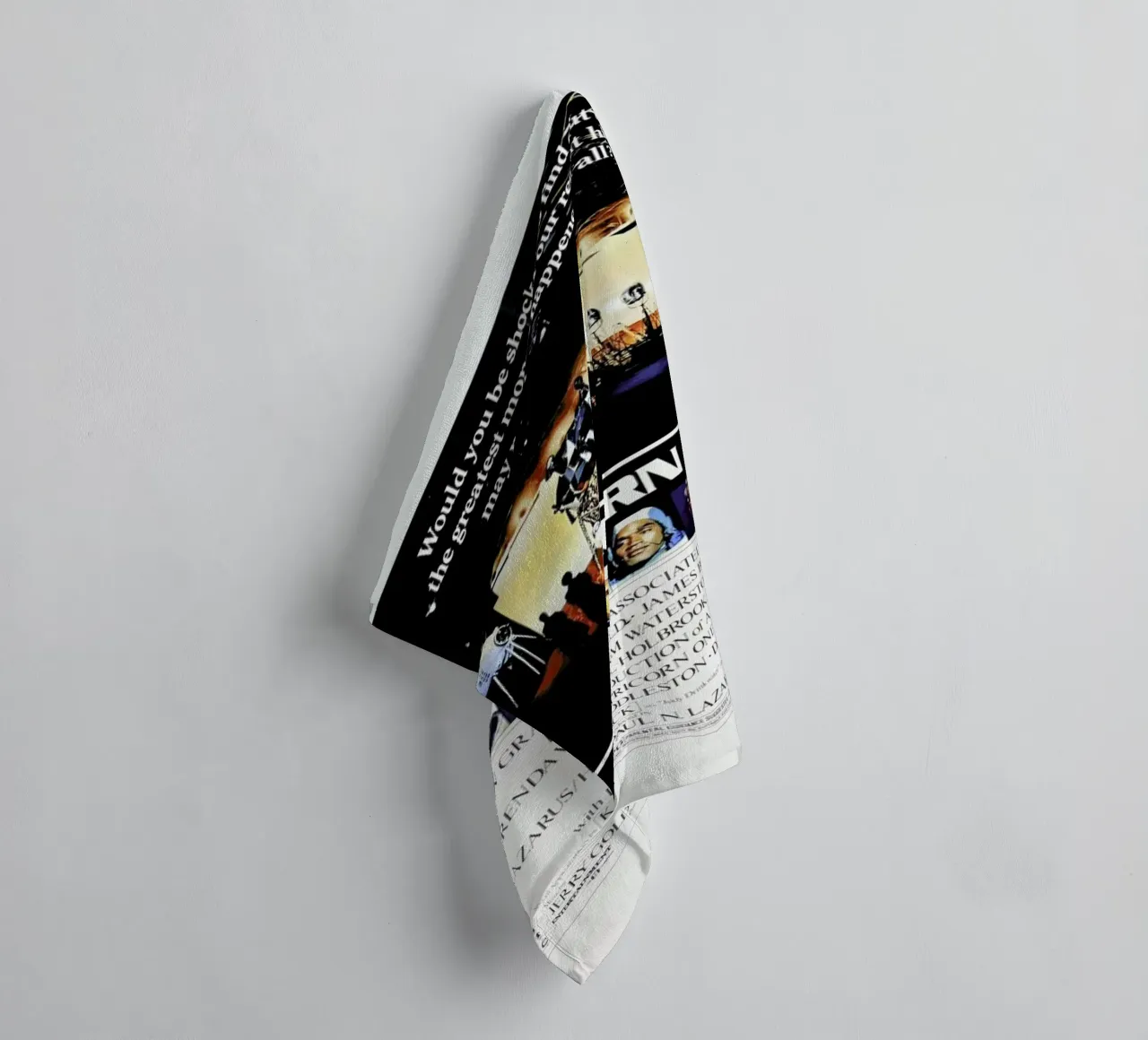 ‘Capricorn One’ Retro Movie Poster asciugamano da bagno da Gallery Print and Art Limited