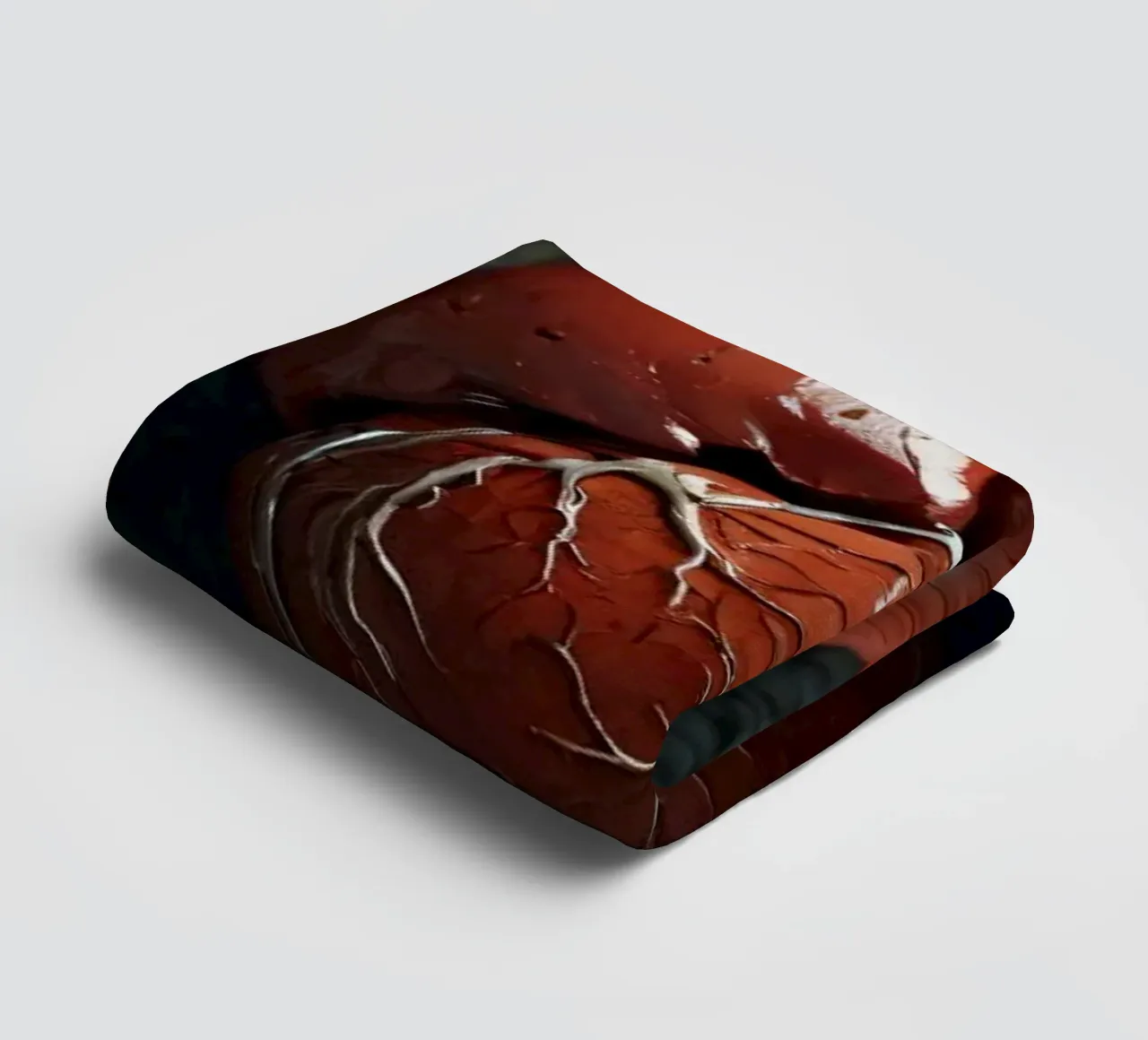 Un cuore realistico emerge dalla terra spaccata asciugamano da bagno da DesignDoodle
