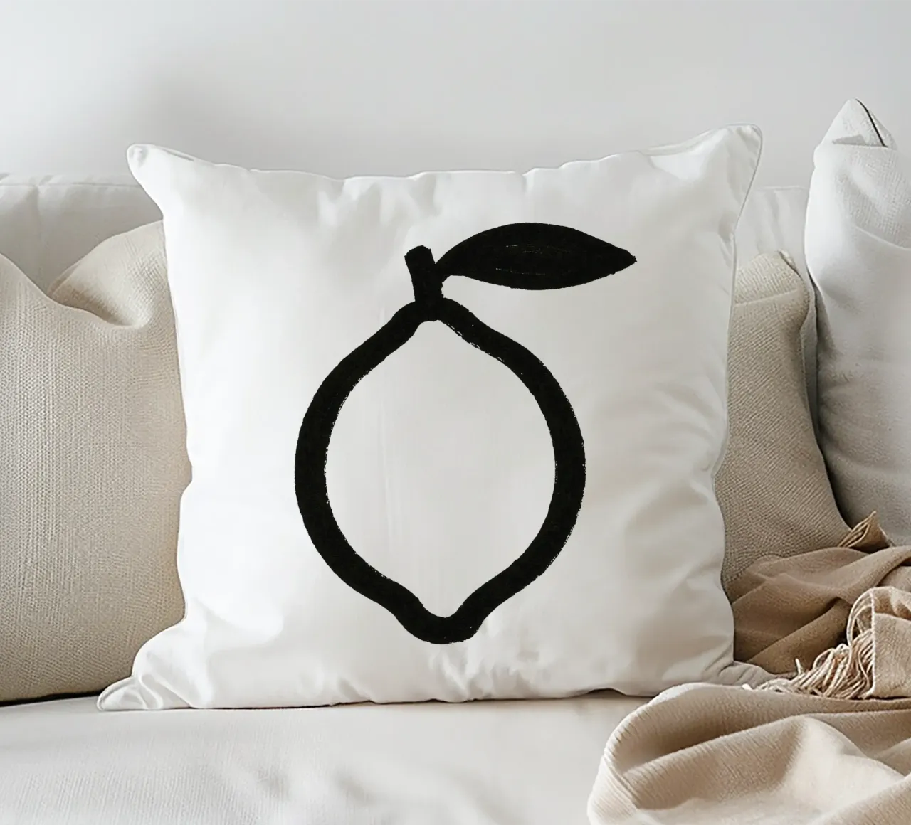 Limone dipinto a pennello in bianco e nero cuscino da Katja Stehle Design