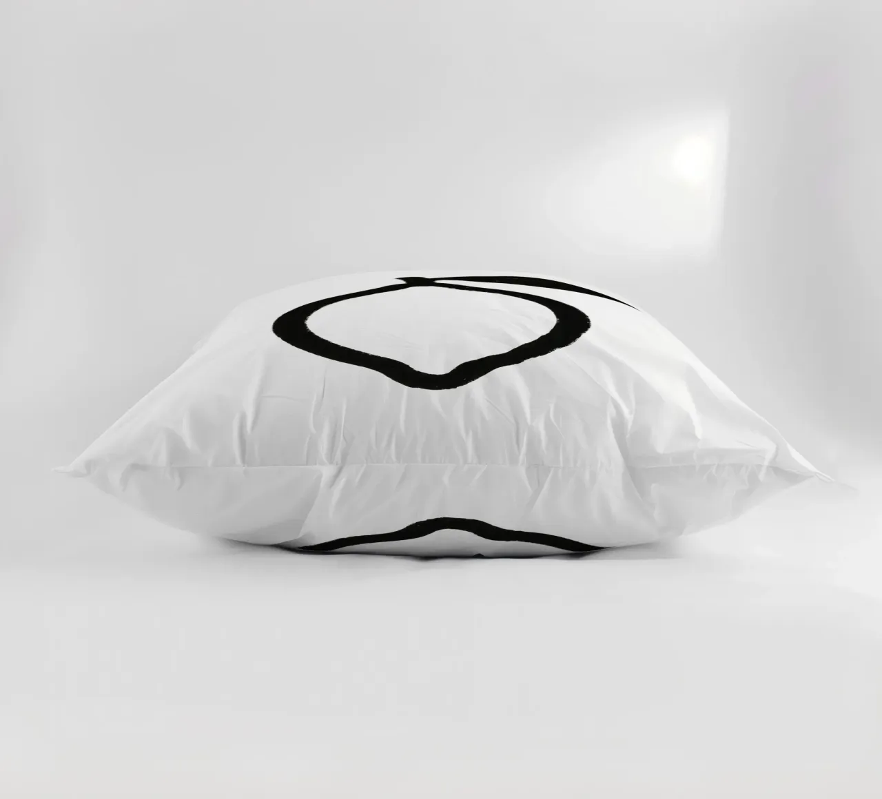 Limone dipinto a pennello in bianco e nero cuscino da Katja Stehle Design