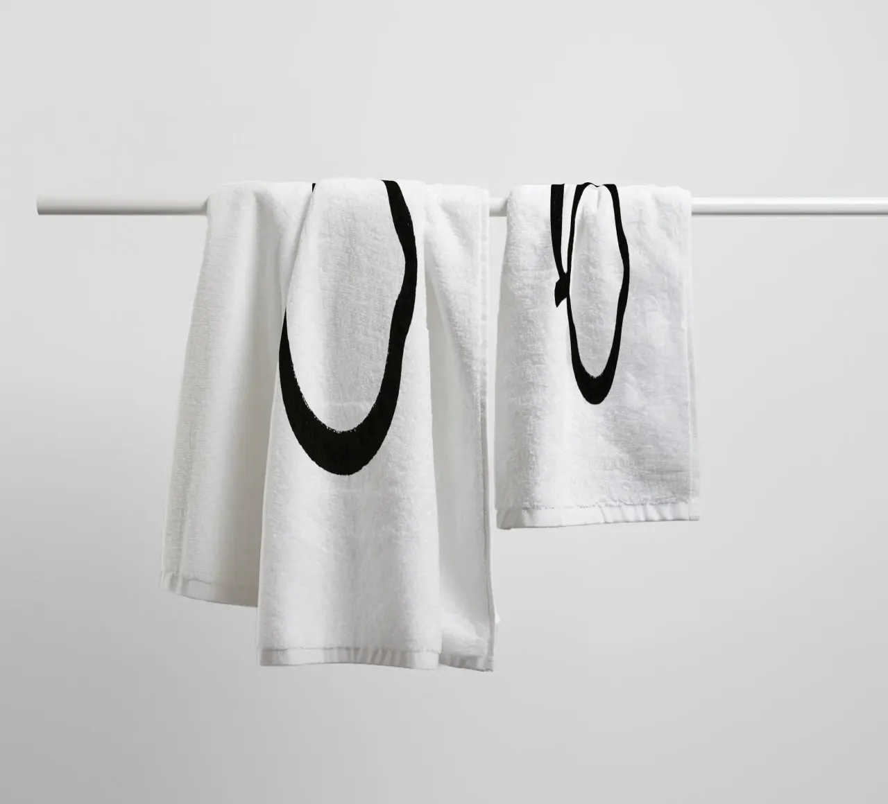 Limone dipinto a pennello in bianco e nero asciugamano da bagno da Katja Stehle Design