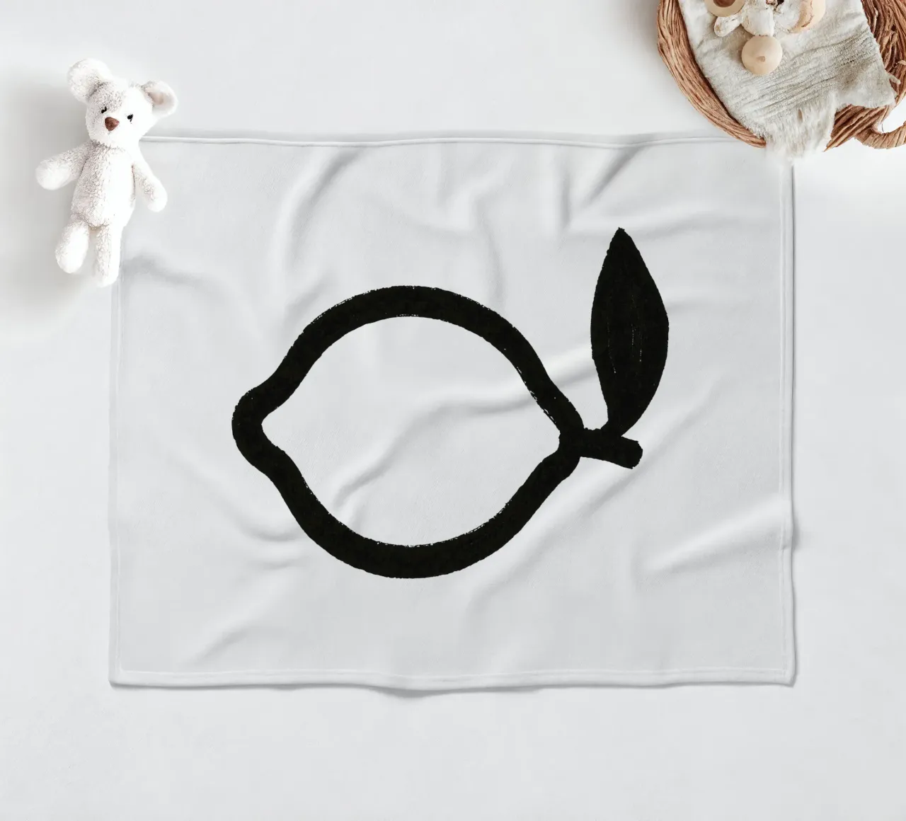 Limone dipinto a pennello in bianco e nero coperta in pile da Katja Stehle Design