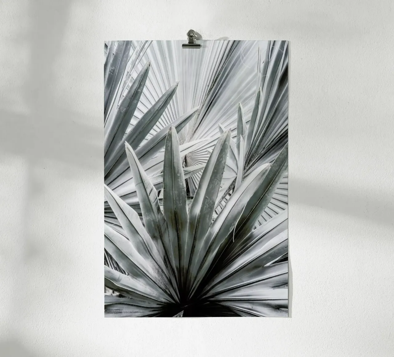 Silver Spray poster con telaio in alluminio da Shot By Clint