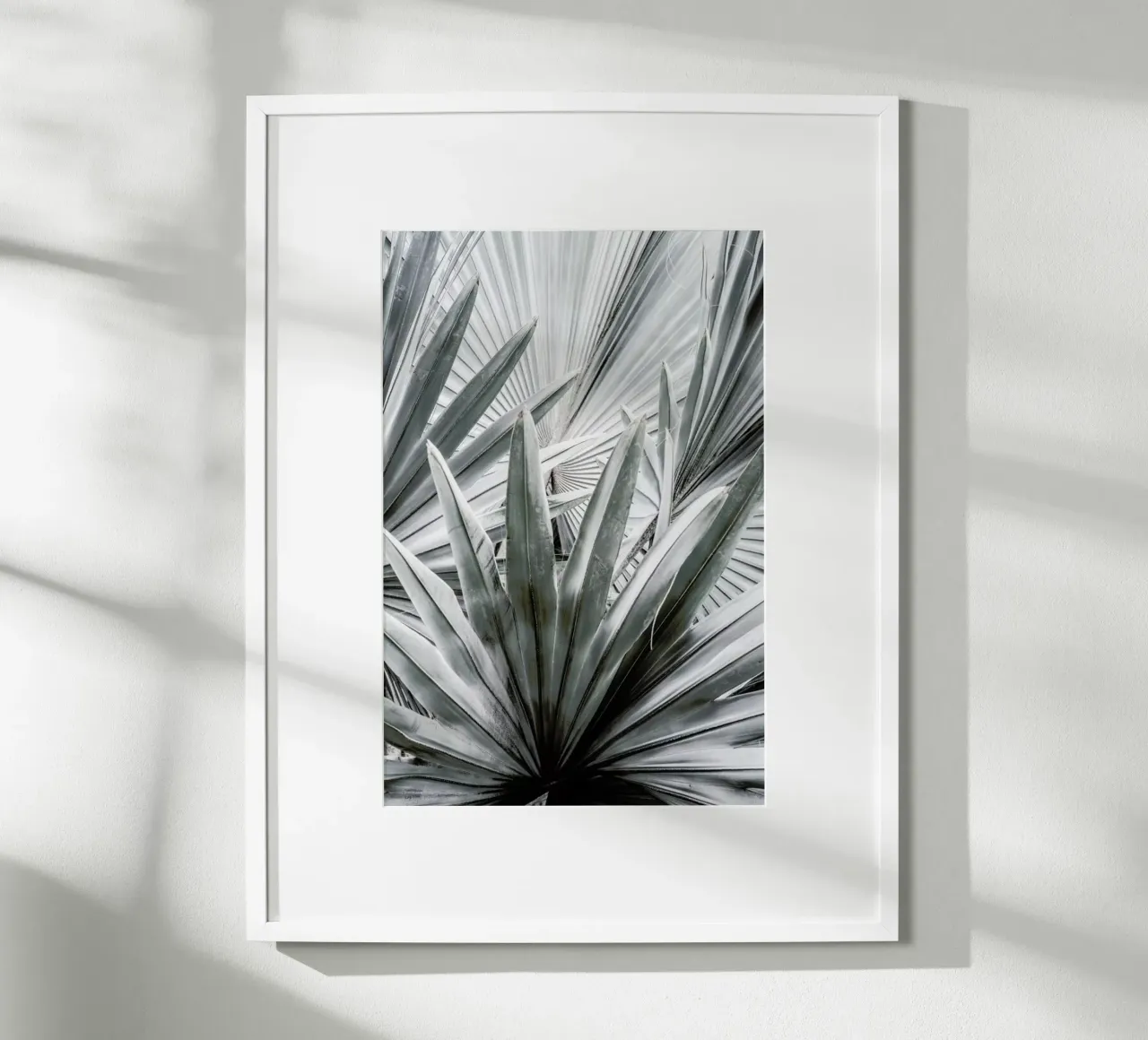 Silver Spray poster con telaio in alluminio da Shot By Clint