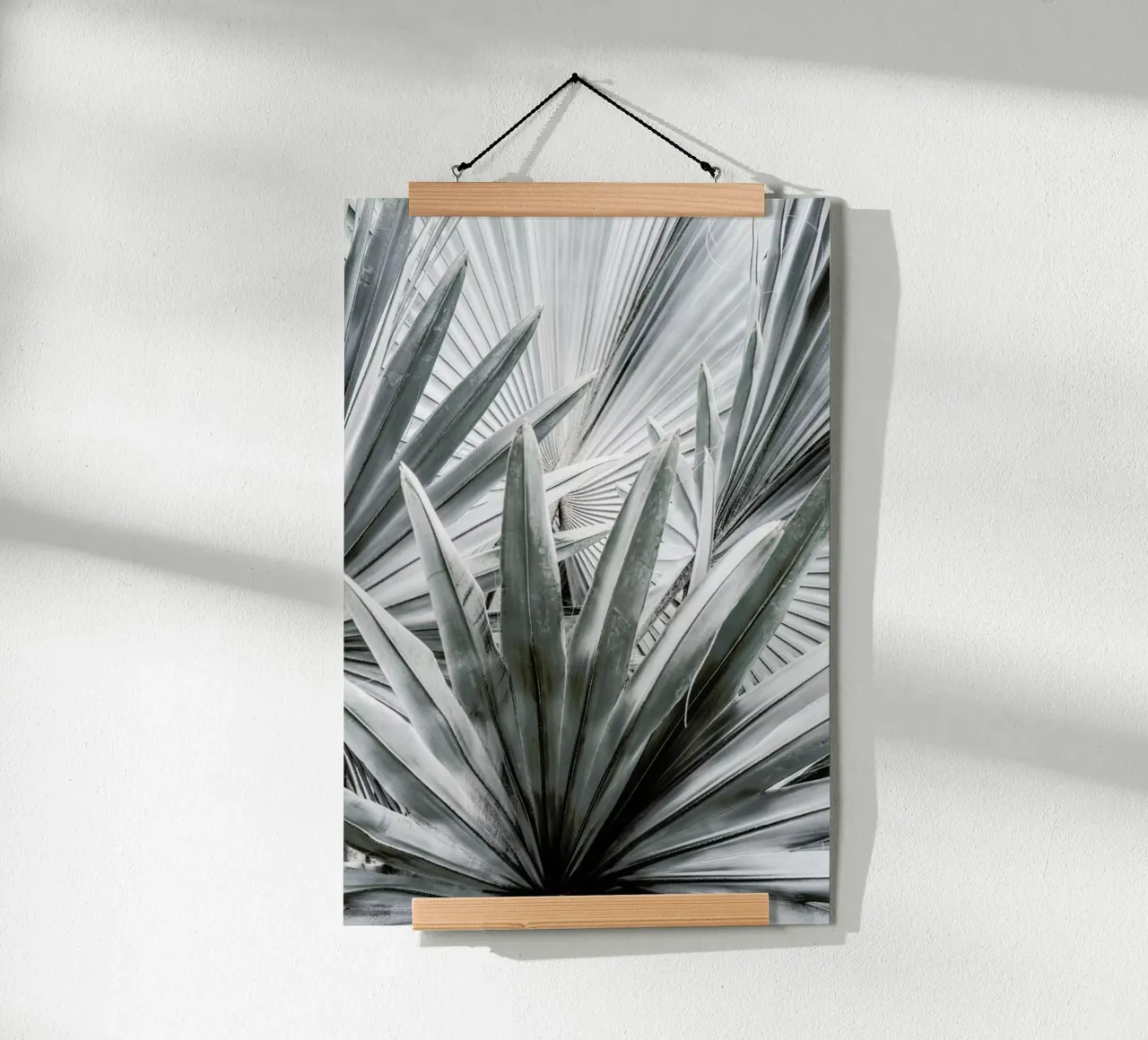 Silver Spray poster con telaio in alluminio da Shot By Clint