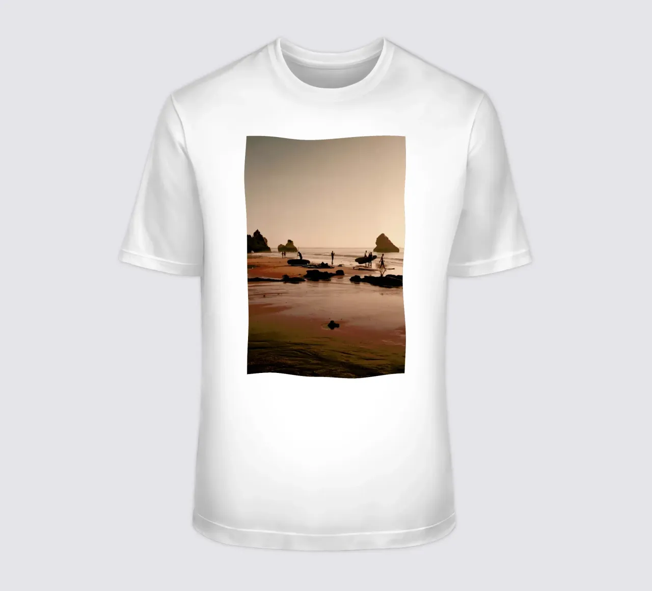 Surf Boards At The Coast t-shirt da Sebastian Hilgetag