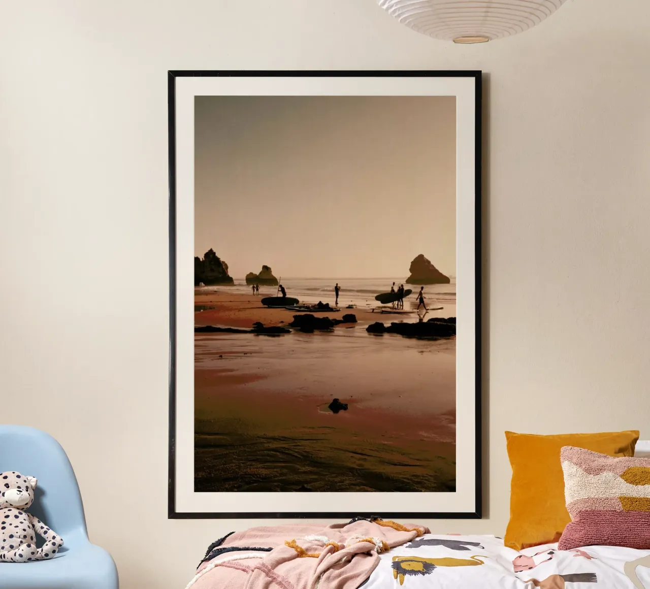 Surf Boards At The Coast poster con telaio in alluminio da Sebastian Hilgetag
