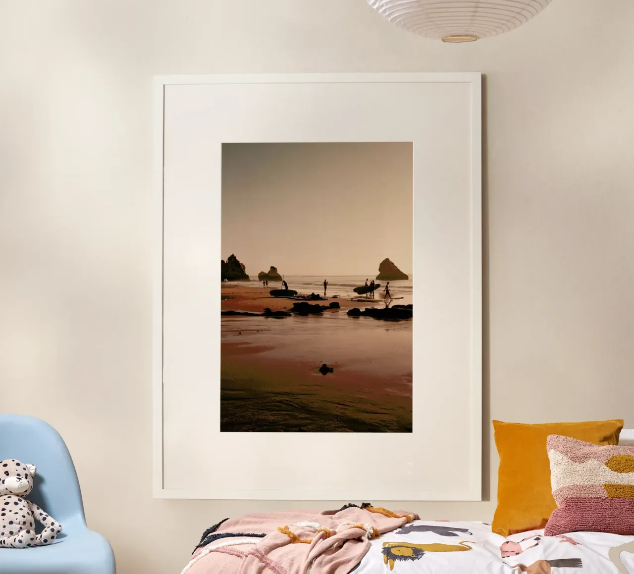Surf Boards At The Coast poster con telaio in alluminio da Sebastian Hilgetag