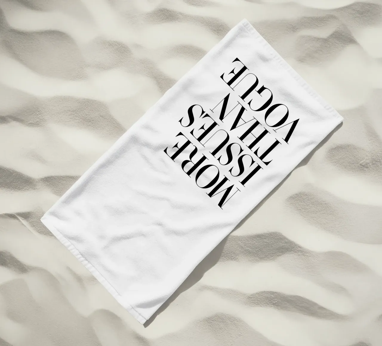 Più problemi di Vogue White telo mare da THE MOTIVATED TYPE
