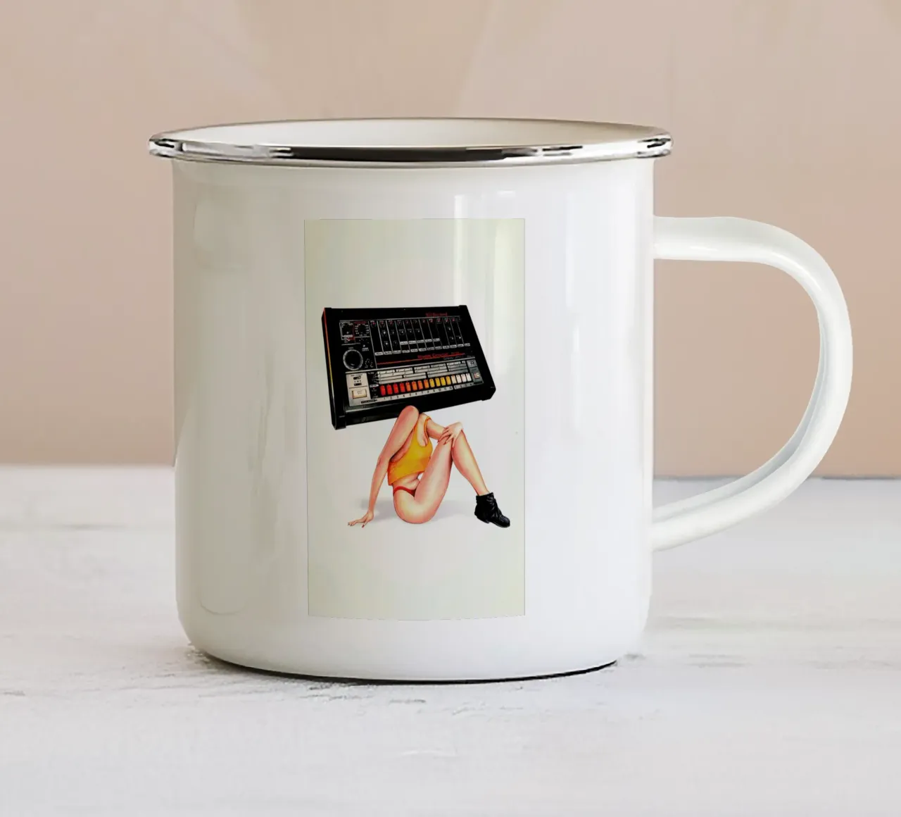808 Dream Date tazza in smalto da Kelly Gilleran