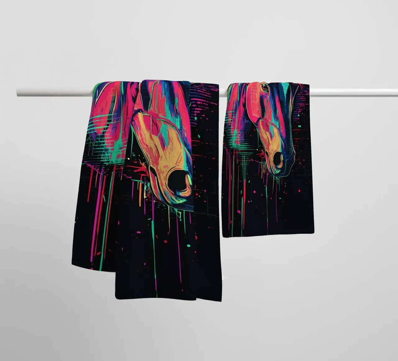 Ritratto a colori intensi di una testa di cavallo asciugamano da bagno da pixelbull - medieval art and more
