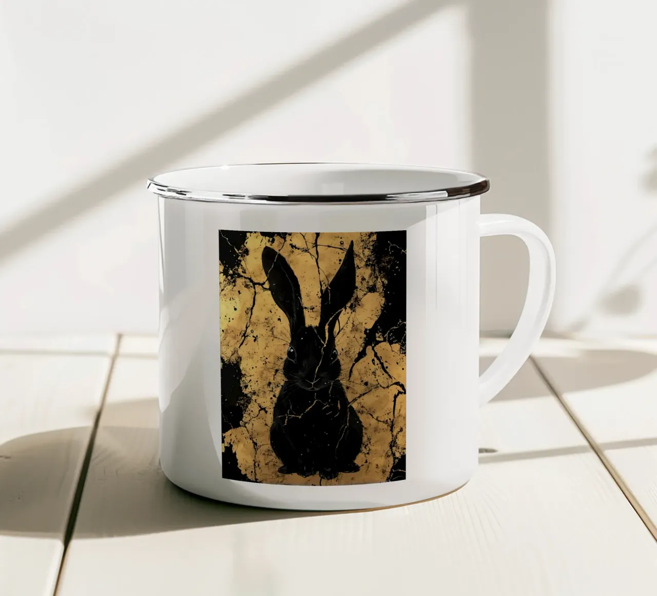 Lapin noir devant une structure dorée mug en émail de pixelbull - medieval art and more