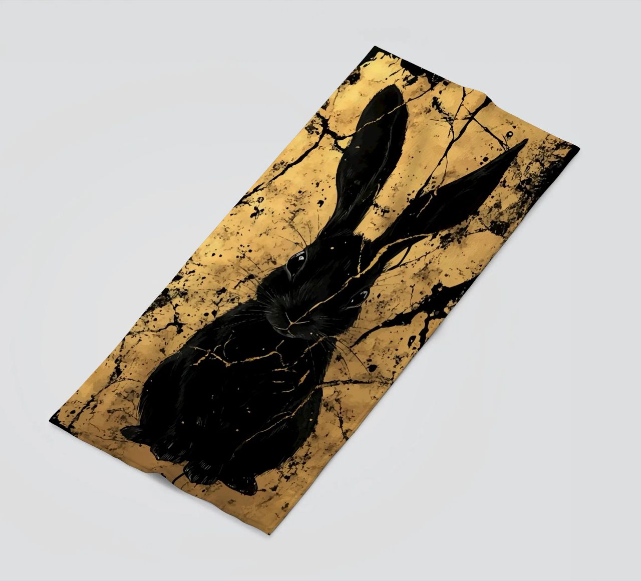 Lapin noir devant une structure dorée serviette de plage de pixelbull - medieval art and more