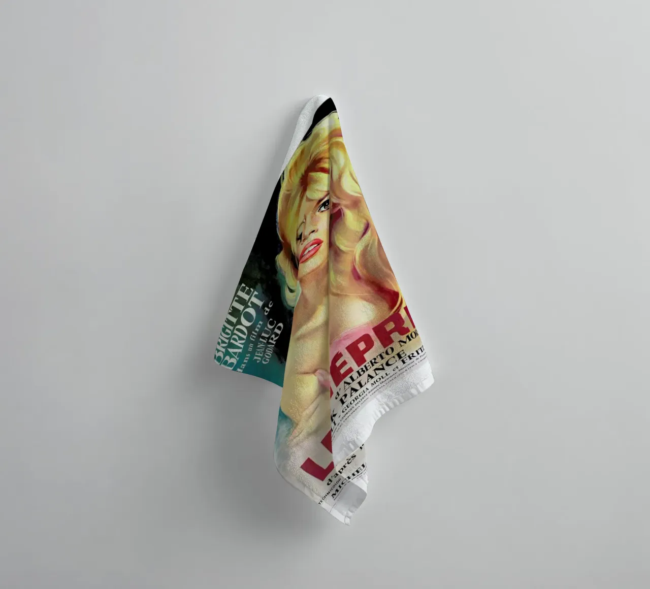‘Le Mepris’ Retro Movie Poster asciugamano da bagno da Gallery Print and Art Limited