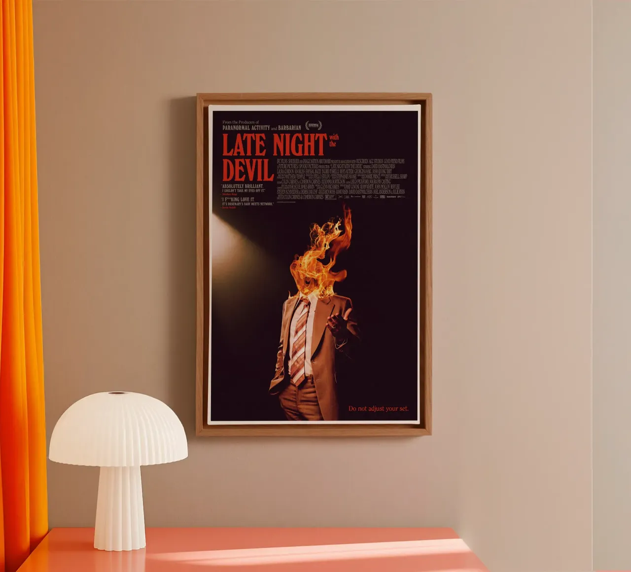 Late Night with the Devil tela con Cornice a cassetta da Attaboy Dsgn
