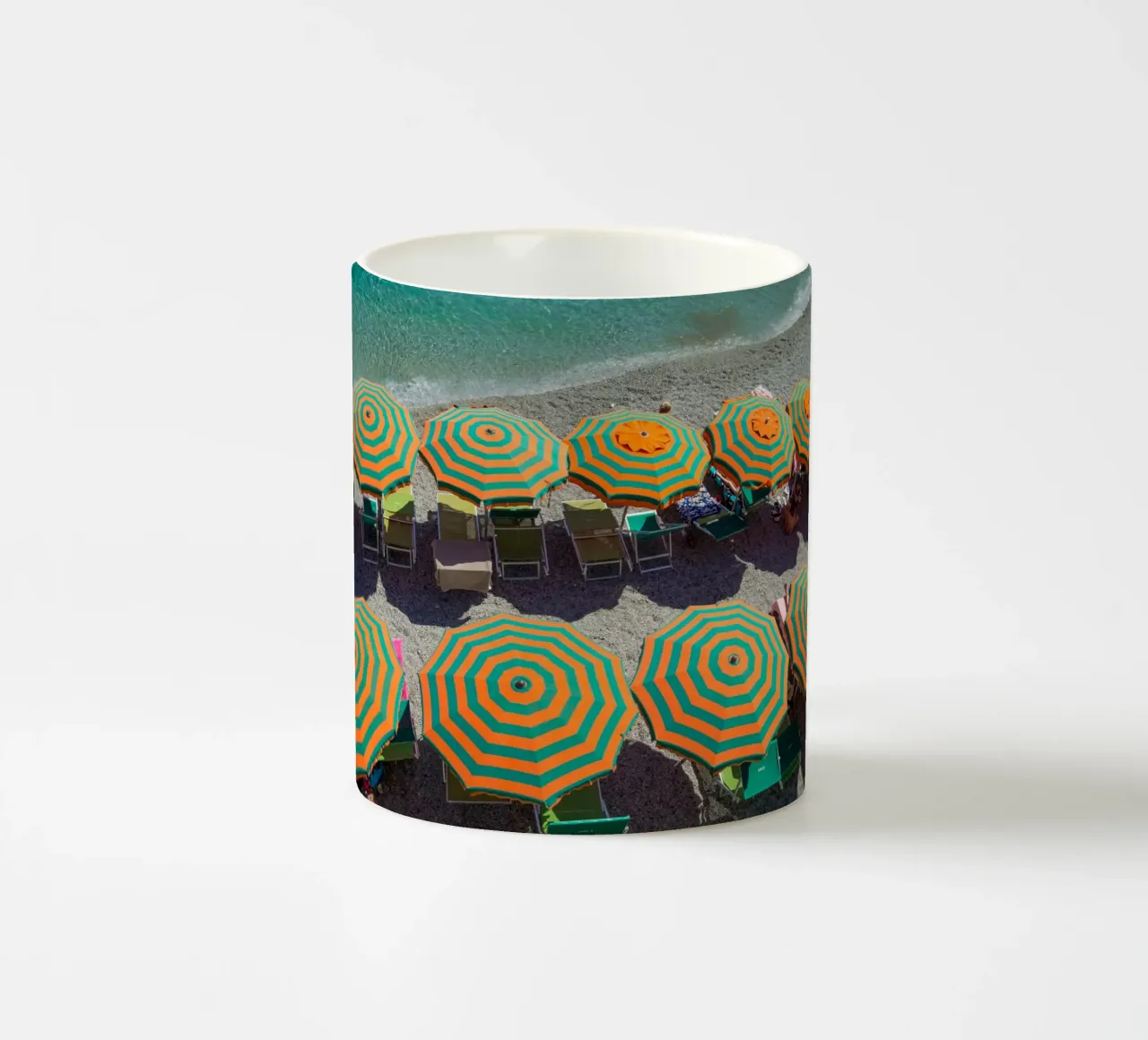 Retro Italian Beach Print, Umbrella Beach Poster tazza in ceramica da TheTravelClub