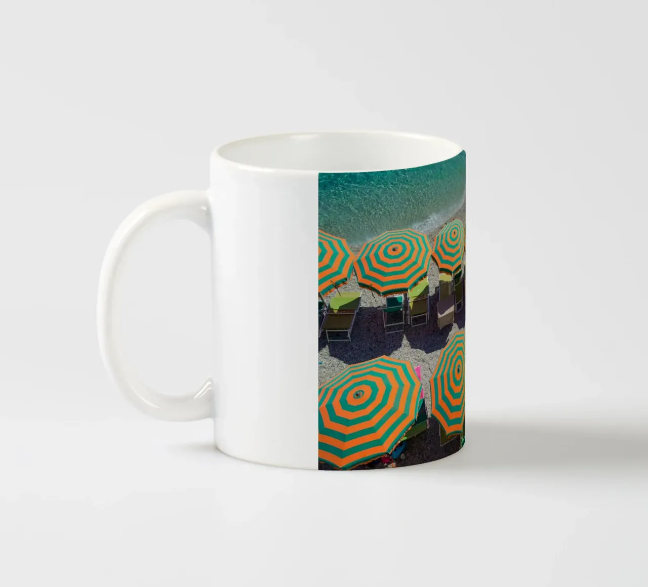 Retro Italian Beach Print, Umbrella Beach Poster tazza in ceramica da TheTravelClub
