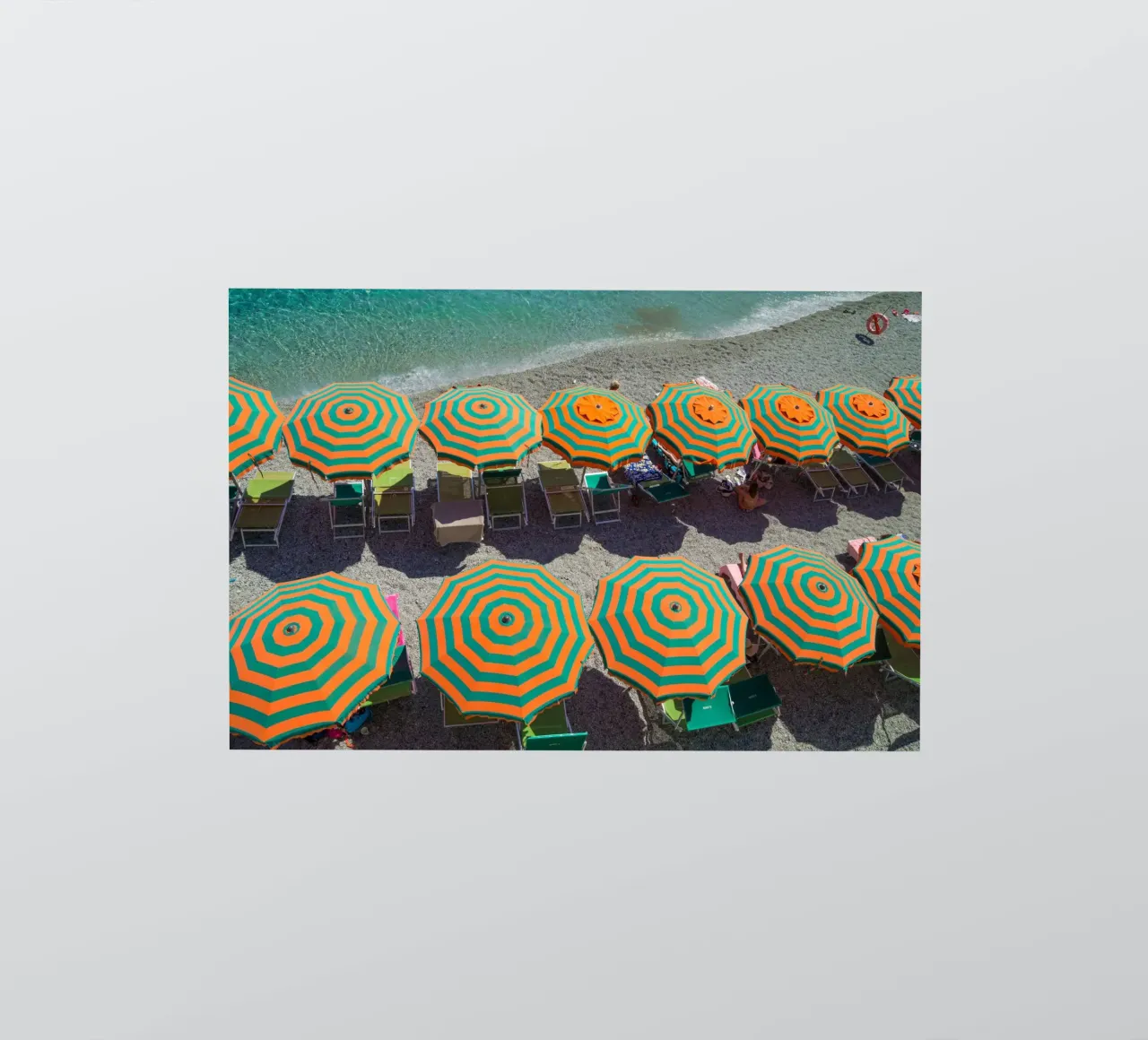 Retro Italian Beach Print, Umbrella Beach Poster adesivo da TheTravelClub