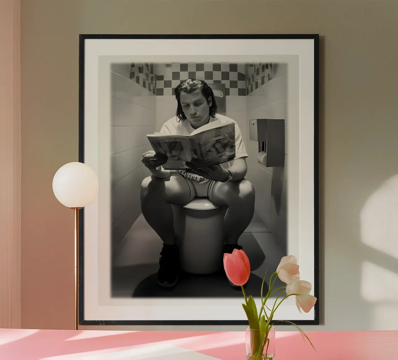 Scène de toilettes John Travolta en 1994 Art noir et blanc poster avec cadre en plastique de rangginangs