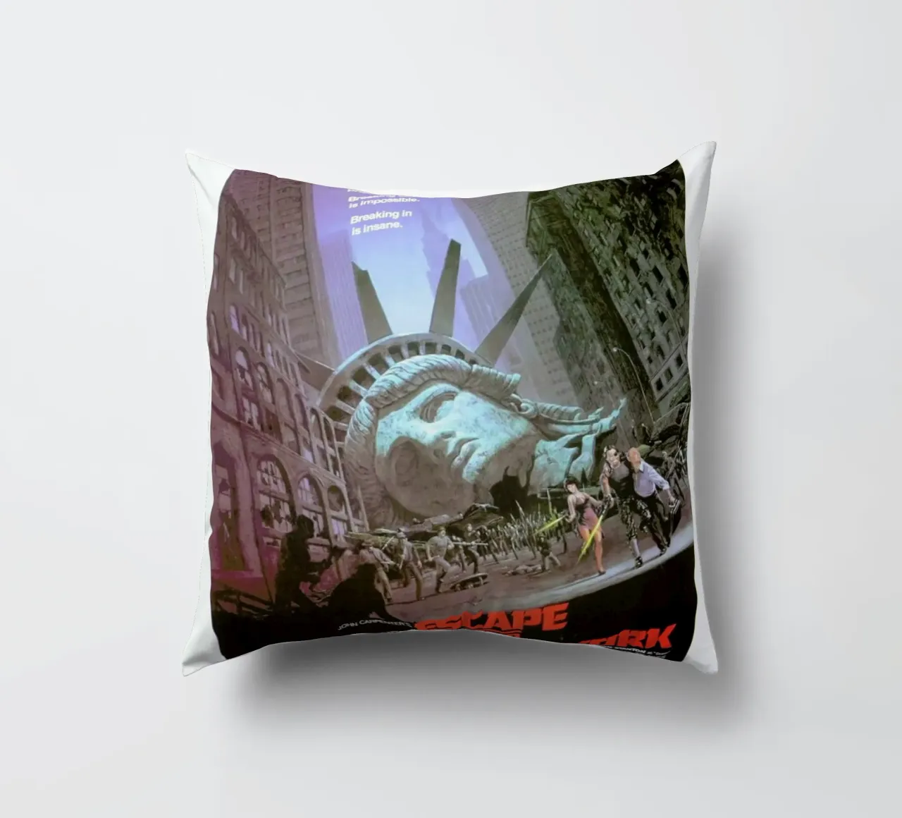 ‘Escape from New York’ Retro Movie Poster cuscino da Gallery Print and Art Limited