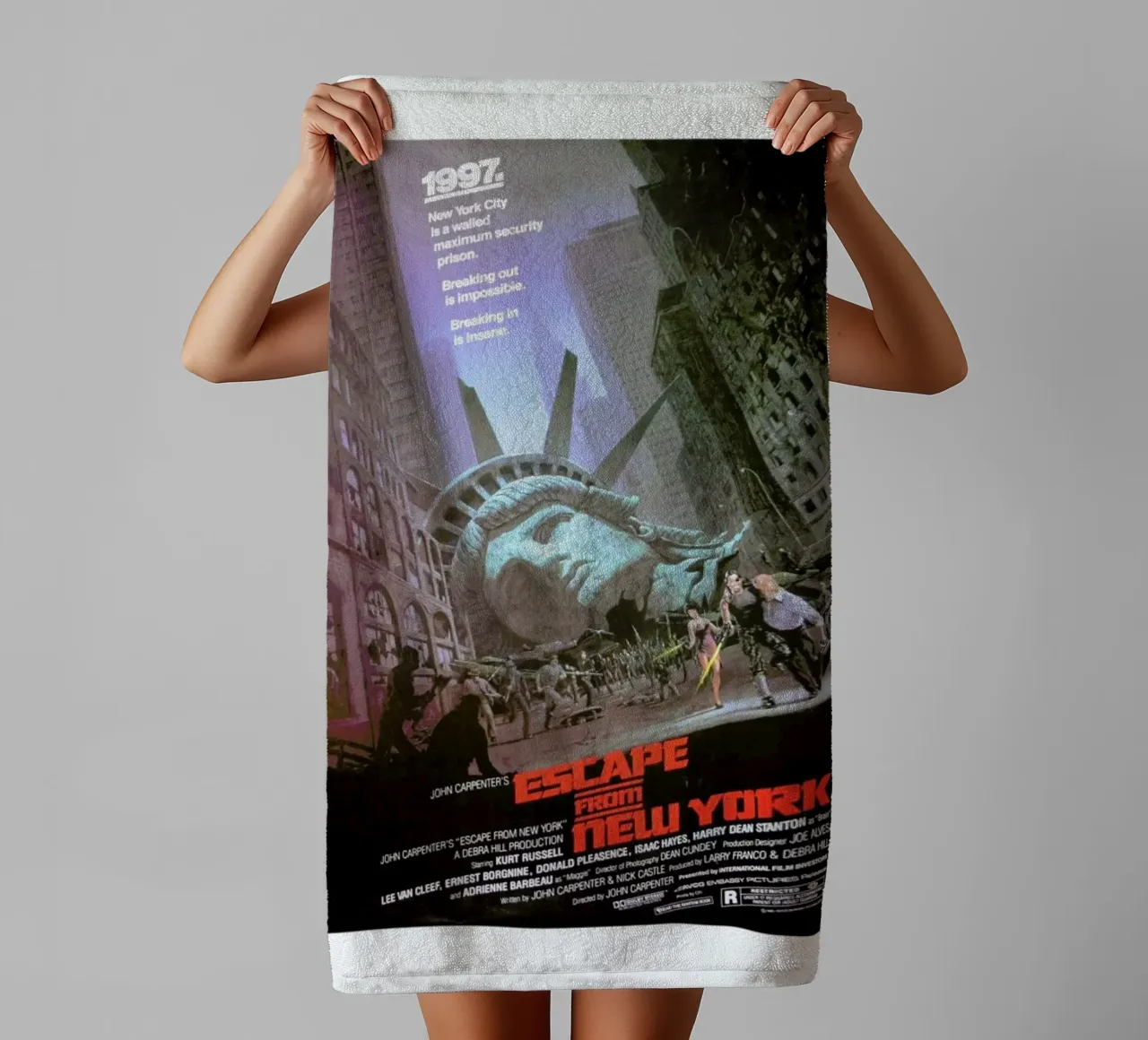 ‘Escape from New York’ Retro Movie Poster asciugamano da bagno da Gallery Print and Art Limited