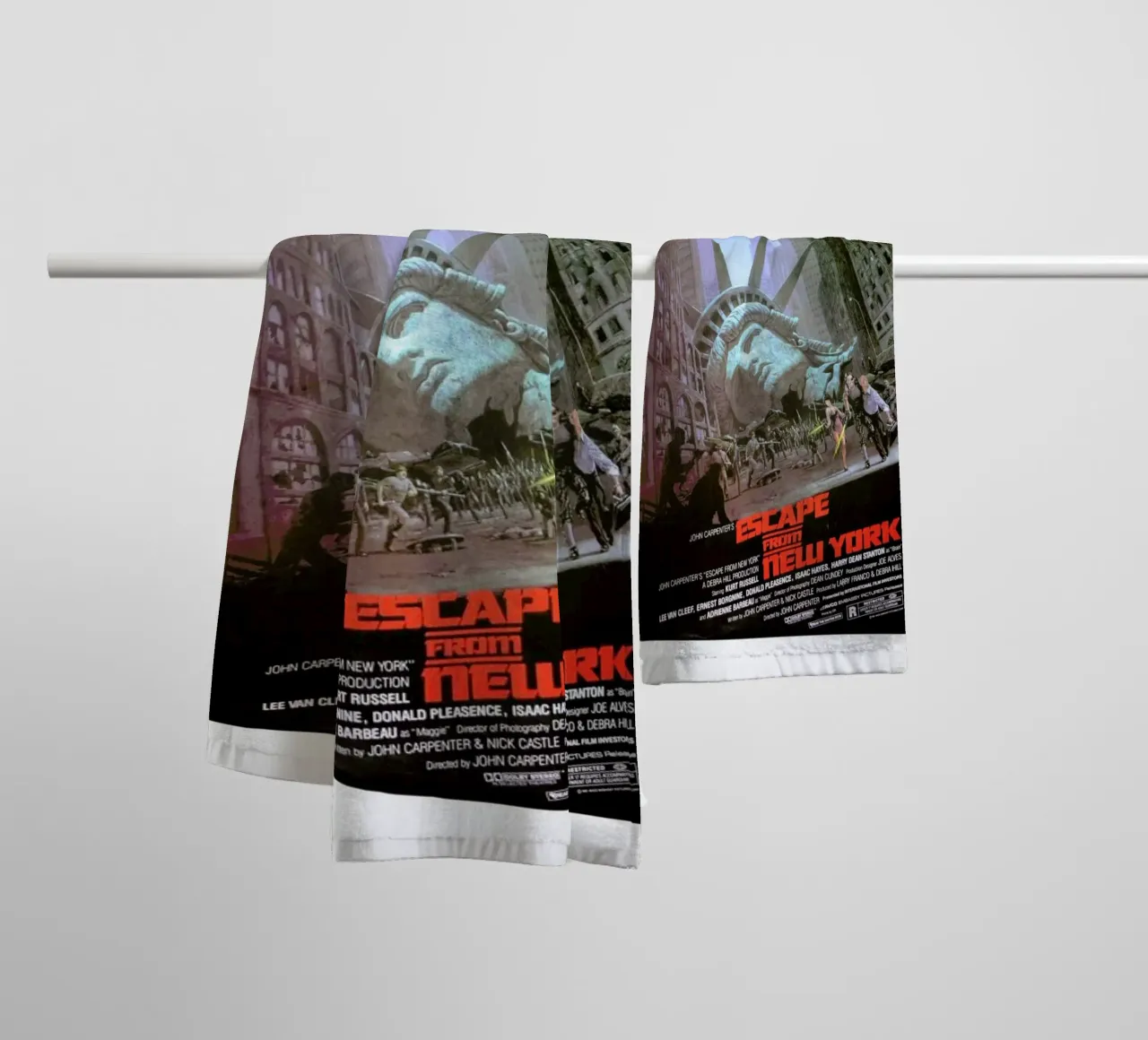 ‘Escape from New York’ Retro Movie Poster asciugamano da bagno da Gallery Print and Art Limited