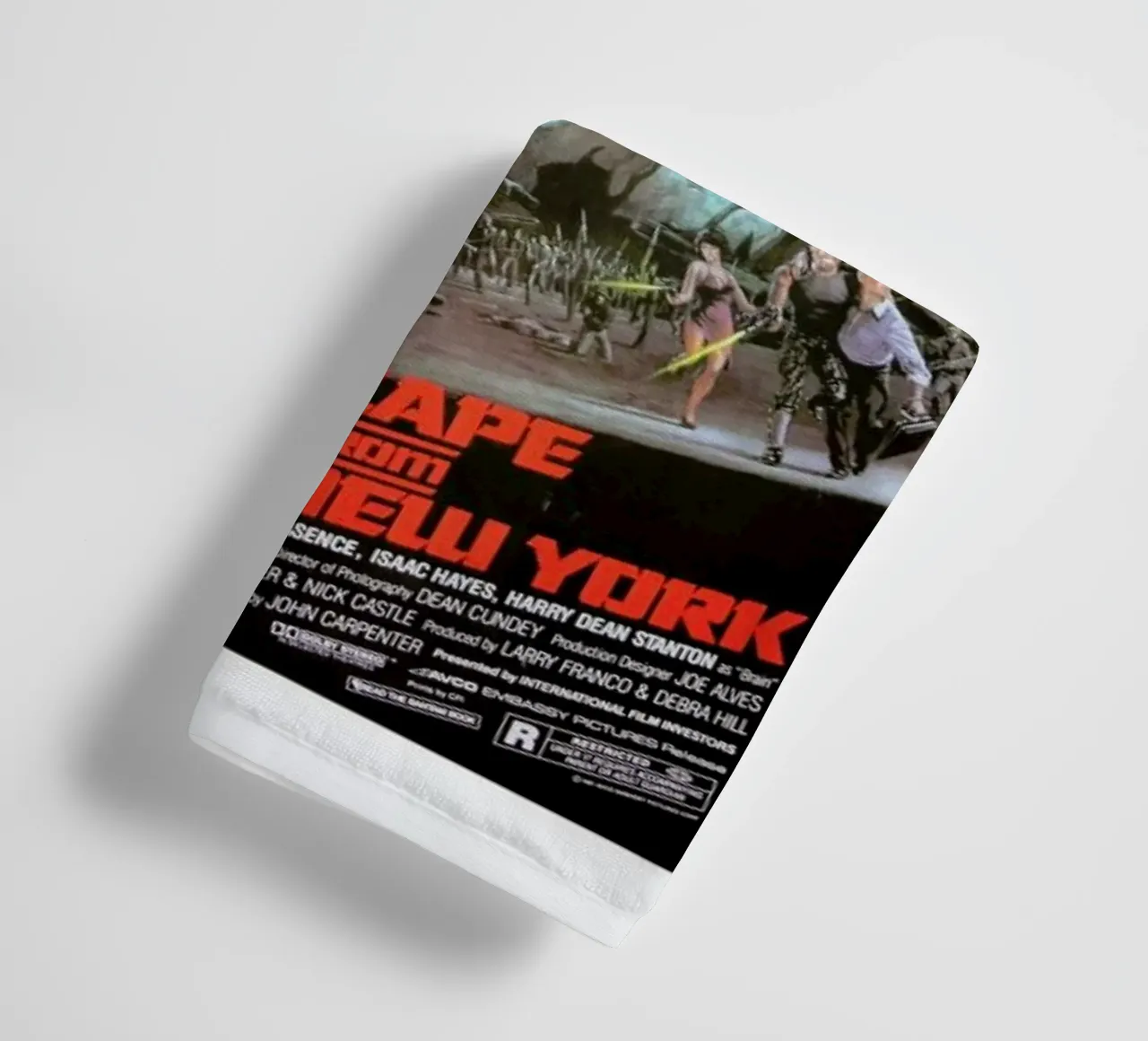 ‘Escape from New York’ Retro Movie Poster asciugamano da bagno da Gallery Print and Art Limited