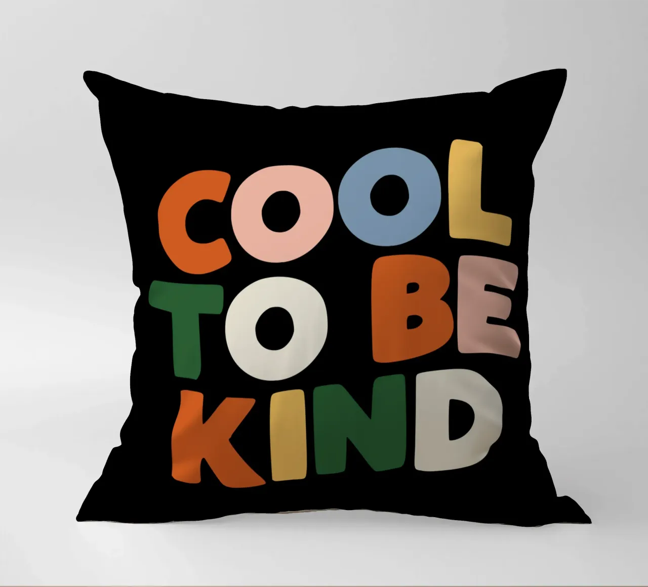 Cool To Be Kind Colourful Bold Kindness Typografie Design cuscino da THE MOTIVATED TYPE