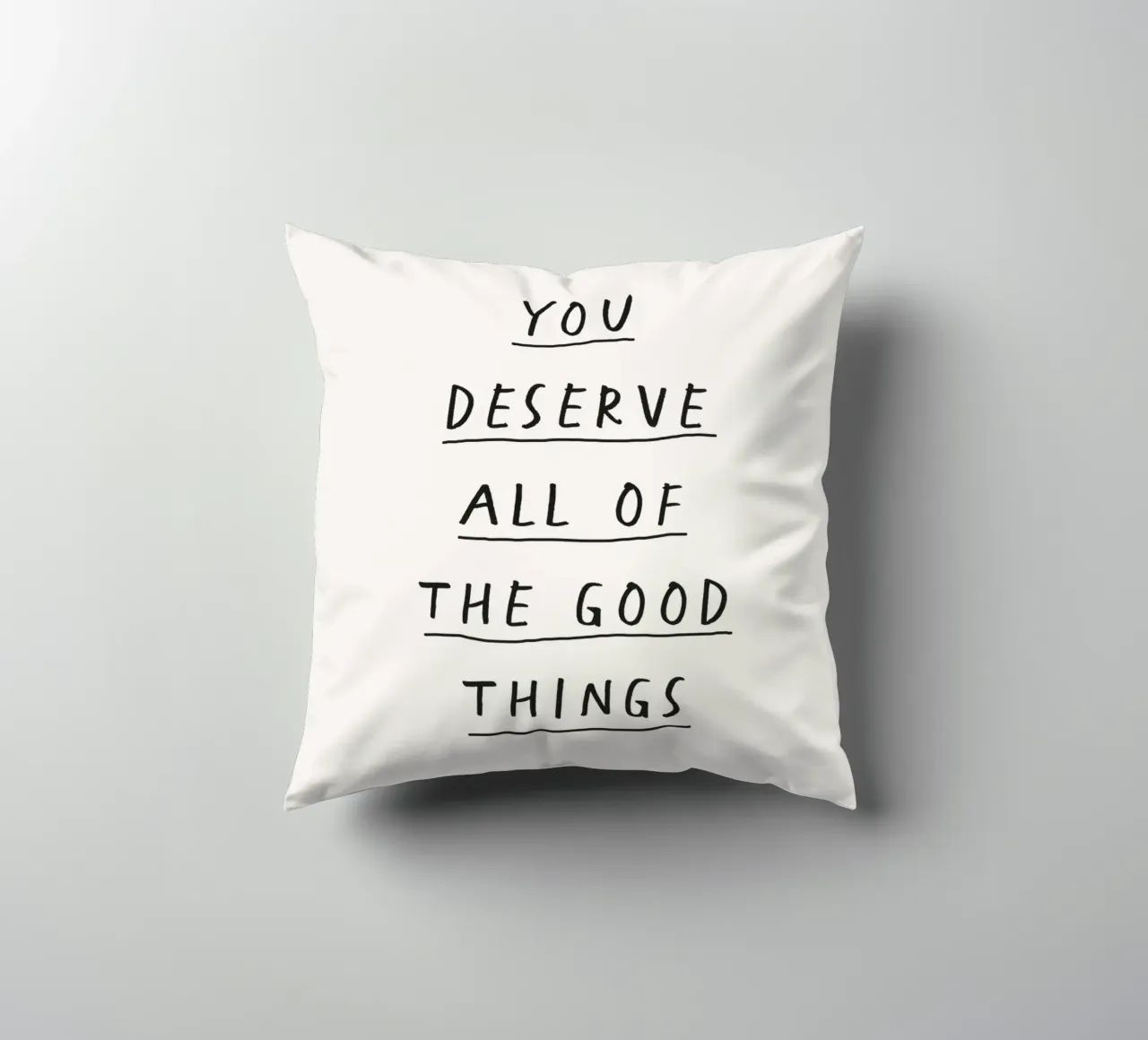 Ti meriti tutte le cose belle scritte a mano Typografie cuscino da THE MOTIVATED TYPE