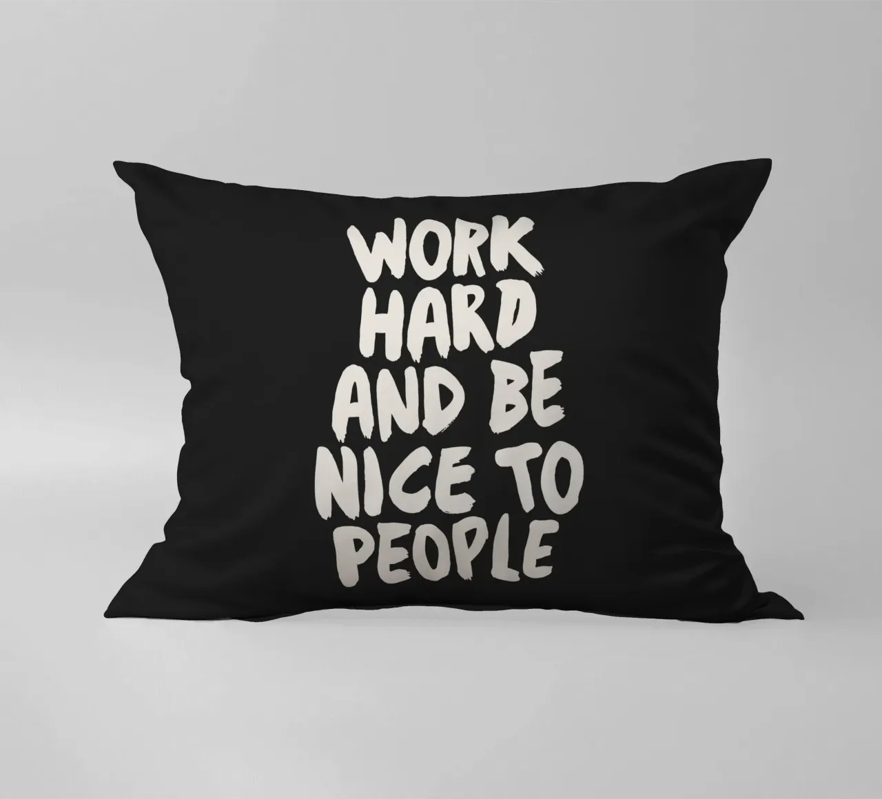 Werk Hard en Wees Lief Voor Mensen Positieve Typografie kussen van THE MOTIVATED TYPE