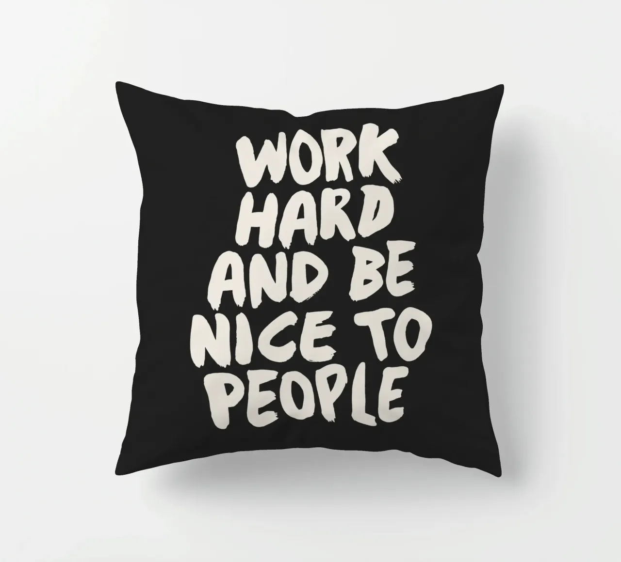 Werk Hard en Wees Lief Voor Mensen Positieve Typografie kussen van THE MOTIVATED TYPE