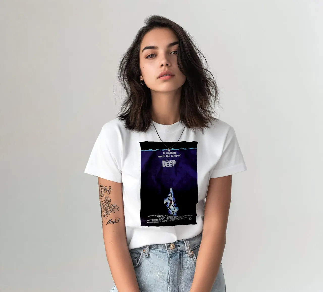 ‘The Deep’ Retro Movie Poster t-shirt da Gallery Print and Art Limited